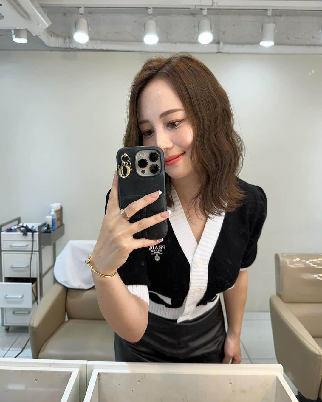 左近鈴乃さんのインスタグラム写真 - (左近鈴乃Instagram)「. 韓国でのアイドルメイクについて🎀🇰🇷  なるが推し🫰🏻🩷って言ってくれたから 1枚目はこちらにさせてもらって…🙏🏻♡笑  @grida_cheongdam_makeup  DMから日本語で予約出来ました！早めのほうがいいかも！ ヘアメイクで1人₩150,000  1時間半で全て終わりました👸🏼✨  SANA推しなので、SANAにしてくださいと言って ヘアメイクイメージの画像を見せただけ💜  付けまつ毛を1本1本付けてくれたり、竹串炙ってまつ毛を上げてくれたり、韓国メイクだー！といちいち興奮🫣笑 あと、今回メイクしてもらって気付いたことが、リップの塗り方でメイクって変わる！💋 ご飯食べた後どうしてもこの顔に戻せなかった🥹 リップのグラデーションの作り方がすごい…さすがプロです…  動画も写真も自由に撮らせてもらえたので それも嬉しかった🤳🏻💄  起きて15分のすっぴんボサボサで行ったのに こんな完璧に仕上げてもらえるから有難い🥹♡笑  この日は3人とも一日中ルンルンでしたっ ヘアメイクの力ってすごい🩷 本当にやってよかった！！いい思い出！  #韓国 #韓国旅行 #韓国メイク」11月11日 20時40分 - suzuno_sakon