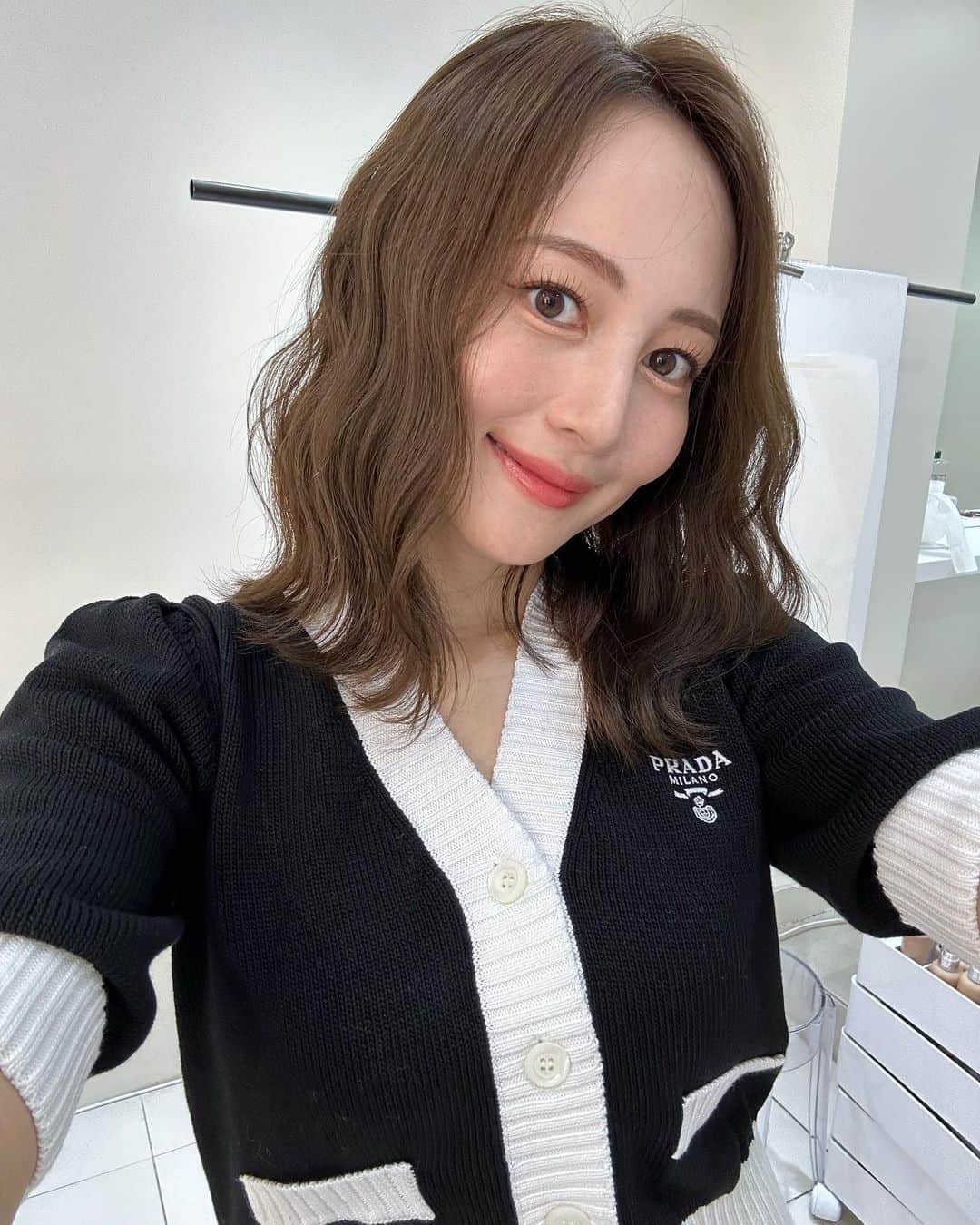 左近鈴乃さんのインスタグラム写真 - (左近鈴乃Instagram)「. 韓国でのアイドルメイクについて🎀🇰🇷  なるが推し🫰🏻🩷って言ってくれたから 1枚目はこちらにさせてもらって…🙏🏻♡笑  @grida_cheongdam_makeup  DMから日本語で予約出来ました！早めのほうがいいかも！ ヘアメイクで1人₩150,000  1時間半で全て終わりました👸🏼✨  SANA推しなので、SANAにしてくださいと言って ヘアメイクイメージの画像を見せただけ💜  付けまつ毛を1本1本付けてくれたり、竹串炙ってまつ毛を上げてくれたり、韓国メイクだー！といちいち興奮🫣笑 あと、今回メイクしてもらって気付いたことが、リップの塗り方でメイクって変わる！💋 ご飯食べた後どうしてもこの顔に戻せなかった🥹 リップのグラデーションの作り方がすごい…さすがプロです…  動画も写真も自由に撮らせてもらえたので それも嬉しかった🤳🏻💄  起きて15分のすっぴんボサボサで行ったのに こんな完璧に仕上げてもらえるから有難い🥹♡笑  この日は3人とも一日中ルンルンでしたっ ヘアメイクの力ってすごい🩷 本当にやってよかった！！いい思い出！  #韓国 #韓国旅行 #韓国メイク」11月11日 20時40分 - suzuno_sakon