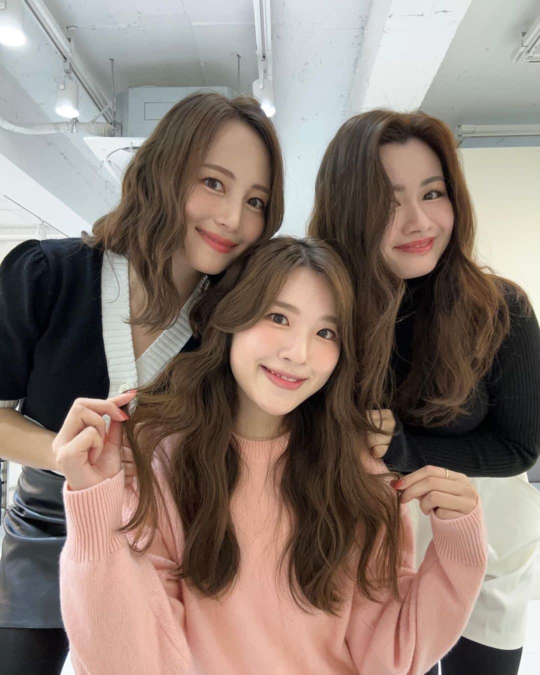 左近鈴乃さんのインスタグラム写真 - (左近鈴乃Instagram)「. 韓国でのアイドルメイクについて🎀🇰🇷  なるが推し🫰🏻🩷って言ってくれたから 1枚目はこちらにさせてもらって…🙏🏻♡笑  @grida_cheongdam_makeup  DMから日本語で予約出来ました！早めのほうがいいかも！ ヘアメイクで1人₩150,000  1時間半で全て終わりました👸🏼✨  SANA推しなので、SANAにしてくださいと言って ヘアメイクイメージの画像を見せただけ💜  付けまつ毛を1本1本付けてくれたり、竹串炙ってまつ毛を上げてくれたり、韓国メイクだー！といちいち興奮🫣笑 あと、今回メイクしてもらって気付いたことが、リップの塗り方でメイクって変わる！💋 ご飯食べた後どうしてもこの顔に戻せなかった🥹 リップのグラデーションの作り方がすごい…さすがプロです…  動画も写真も自由に撮らせてもらえたので それも嬉しかった🤳🏻💄  起きて15分のすっぴんボサボサで行ったのに こんな完璧に仕上げてもらえるから有難い🥹♡笑  この日は3人とも一日中ルンルンでしたっ ヘアメイクの力ってすごい🩷 本当にやってよかった！！いい思い出！  #韓国 #韓国旅行 #韓国メイク」11月11日 20時40分 - suzuno_sakon