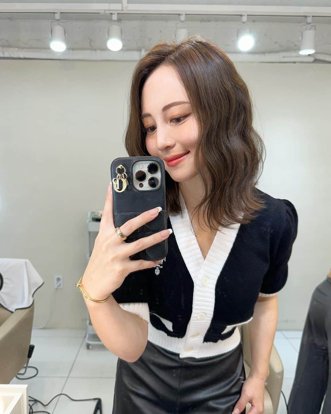 左近鈴乃さんのインスタグラム写真 - (左近鈴乃Instagram)「. 韓国でのアイドルメイクについて🎀🇰🇷  なるが推し🫰🏻🩷って言ってくれたから 1枚目はこちらにさせてもらって…🙏🏻♡笑  @grida_cheongdam_makeup  DMから日本語で予約出来ました！早めのほうがいいかも！ ヘアメイクで1人₩150,000  1時間半で全て終わりました👸🏼✨  SANA推しなので、SANAにしてくださいと言って ヘアメイクイメージの画像を見せただけ💜  付けまつ毛を1本1本付けてくれたり、竹串炙ってまつ毛を上げてくれたり、韓国メイクだー！といちいち興奮🫣笑 あと、今回メイクしてもらって気付いたことが、リップの塗り方でメイクって変わる！💋 ご飯食べた後どうしてもこの顔に戻せなかった🥹 リップのグラデーションの作り方がすごい…さすがプロです…  動画も写真も自由に撮らせてもらえたので それも嬉しかった🤳🏻💄  起きて15分のすっぴんボサボサで行ったのに こんな完璧に仕上げてもらえるから有難い🥹♡笑  この日は3人とも一日中ルンルンでしたっ ヘアメイクの力ってすごい🩷 本当にやってよかった！！いい思い出！  #韓国 #韓国旅行 #韓国メイク」11月11日 20時40分 - suzuno_sakon
