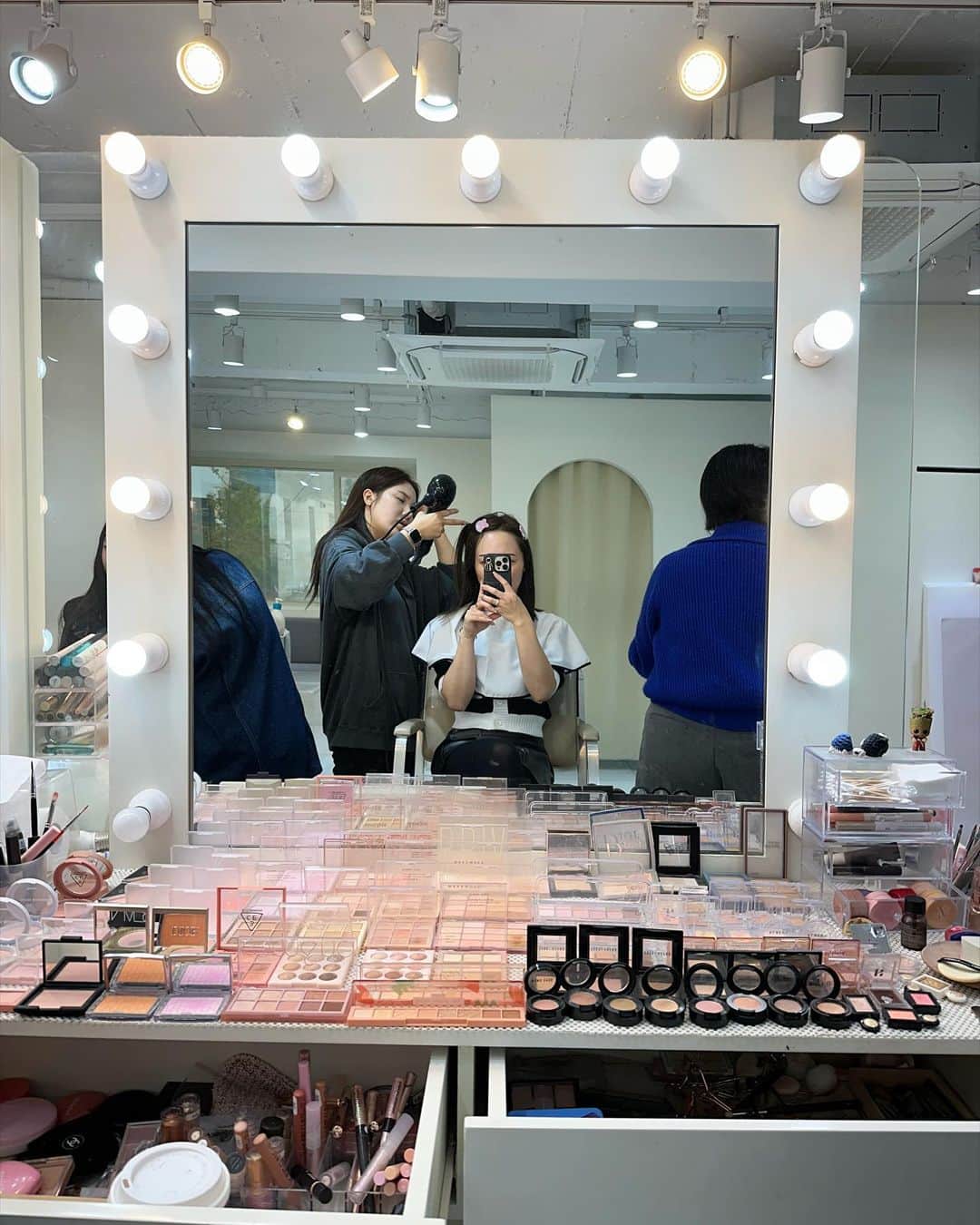 左近鈴乃さんのインスタグラム写真 - (左近鈴乃Instagram)「. 韓国でのアイドルメイクについて🎀🇰🇷  なるが推し🫰🏻🩷って言ってくれたから 1枚目はこちらにさせてもらって…🙏🏻♡笑  @grida_cheongdam_makeup  DMから日本語で予約出来ました！早めのほうがいいかも！ ヘアメイクで1人₩150,000  1時間半で全て終わりました👸🏼✨  SANA推しなので、SANAにしてくださいと言って ヘアメイクイメージの画像を見せただけ💜  付けまつ毛を1本1本付けてくれたり、竹串炙ってまつ毛を上げてくれたり、韓国メイクだー！といちいち興奮🫣笑 あと、今回メイクしてもらって気付いたことが、リップの塗り方でメイクって変わる！💋 ご飯食べた後どうしてもこの顔に戻せなかった🥹 リップのグラデーションの作り方がすごい…さすがプロです…  動画も写真も自由に撮らせてもらえたので それも嬉しかった🤳🏻💄  起きて15分のすっぴんボサボサで行ったのに こんな完璧に仕上げてもらえるから有難い🥹♡笑  この日は3人とも一日中ルンルンでしたっ ヘアメイクの力ってすごい🩷 本当にやってよかった！！いい思い出！  #韓国 #韓国旅行 #韓国メイク」11月11日 20時40分 - suzuno_sakon