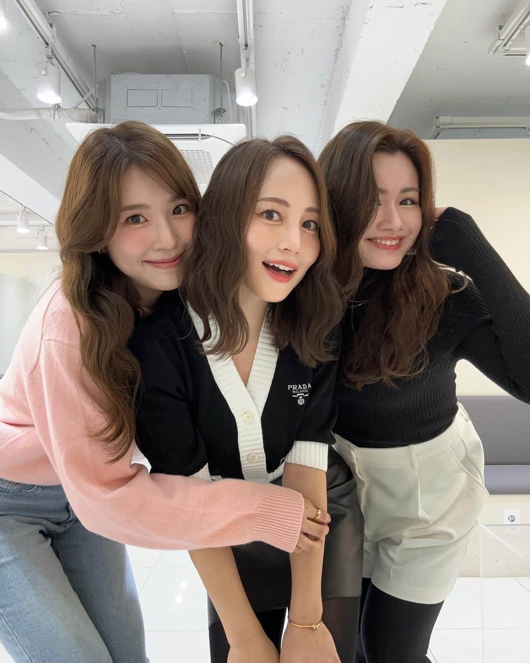 左近鈴乃さんのインスタグラム写真 - (左近鈴乃Instagram)「. 韓国でのアイドルメイクについて🎀🇰🇷  なるが推し🫰🏻🩷って言ってくれたから 1枚目はこちらにさせてもらって…🙏🏻♡笑  @grida_cheongdam_makeup  DMから日本語で予約出来ました！早めのほうがいいかも！ ヘアメイクで1人₩150,000  1時間半で全て終わりました👸🏼✨  SANA推しなので、SANAにしてくださいと言って ヘアメイクイメージの画像を見せただけ💜  付けまつ毛を1本1本付けてくれたり、竹串炙ってまつ毛を上げてくれたり、韓国メイクだー！といちいち興奮🫣笑 あと、今回メイクしてもらって気付いたことが、リップの塗り方でメイクって変わる！💋 ご飯食べた後どうしてもこの顔に戻せなかった🥹 リップのグラデーションの作り方がすごい…さすがプロです…  動画も写真も自由に撮らせてもらえたので それも嬉しかった🤳🏻💄  起きて15分のすっぴんボサボサで行ったのに こんな完璧に仕上げてもらえるから有難い🥹♡笑  この日は3人とも一日中ルンルンでしたっ ヘアメイクの力ってすごい🩷 本当にやってよかった！！いい思い出！  #韓国 #韓国旅行 #韓国メイク」11月11日 20時40分 - suzuno_sakon