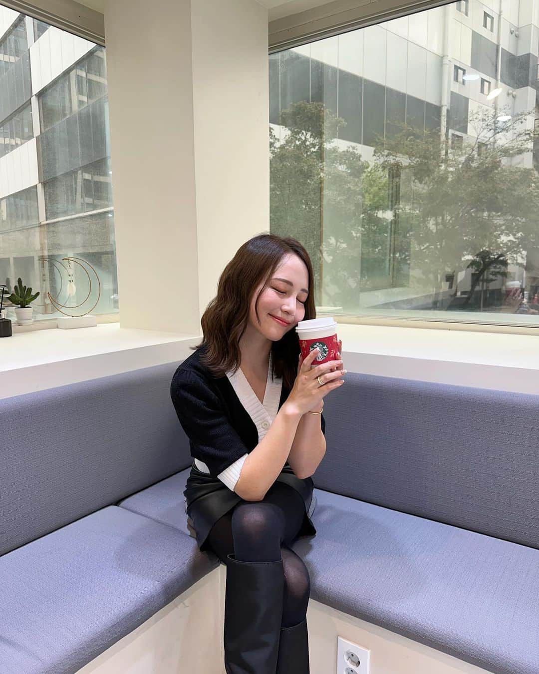 左近鈴乃さんのインスタグラム写真 - (左近鈴乃Instagram)「. 韓国でのアイドルメイクについて🎀🇰🇷  なるが推し🫰🏻🩷って言ってくれたから 1枚目はこちらにさせてもらって…🙏🏻♡笑  @grida_cheongdam_makeup  DMから日本語で予約出来ました！早めのほうがいいかも！ ヘアメイクで1人₩150,000  1時間半で全て終わりました👸🏼✨  SANA推しなので、SANAにしてくださいと言って ヘアメイクイメージの画像を見せただけ💜  付けまつ毛を1本1本付けてくれたり、竹串炙ってまつ毛を上げてくれたり、韓国メイクだー！といちいち興奮🫣笑 あと、今回メイクしてもらって気付いたことが、リップの塗り方でメイクって変わる！💋 ご飯食べた後どうしてもこの顔に戻せなかった🥹 リップのグラデーションの作り方がすごい…さすがプロです…  動画も写真も自由に撮らせてもらえたので それも嬉しかった🤳🏻💄  起きて15分のすっぴんボサボサで行ったのに こんな完璧に仕上げてもらえるから有難い🥹♡笑  この日は3人とも一日中ルンルンでしたっ ヘアメイクの力ってすごい🩷 本当にやってよかった！！いい思い出！  #韓国 #韓国旅行 #韓国メイク」11月11日 20時40分 - suzuno_sakon