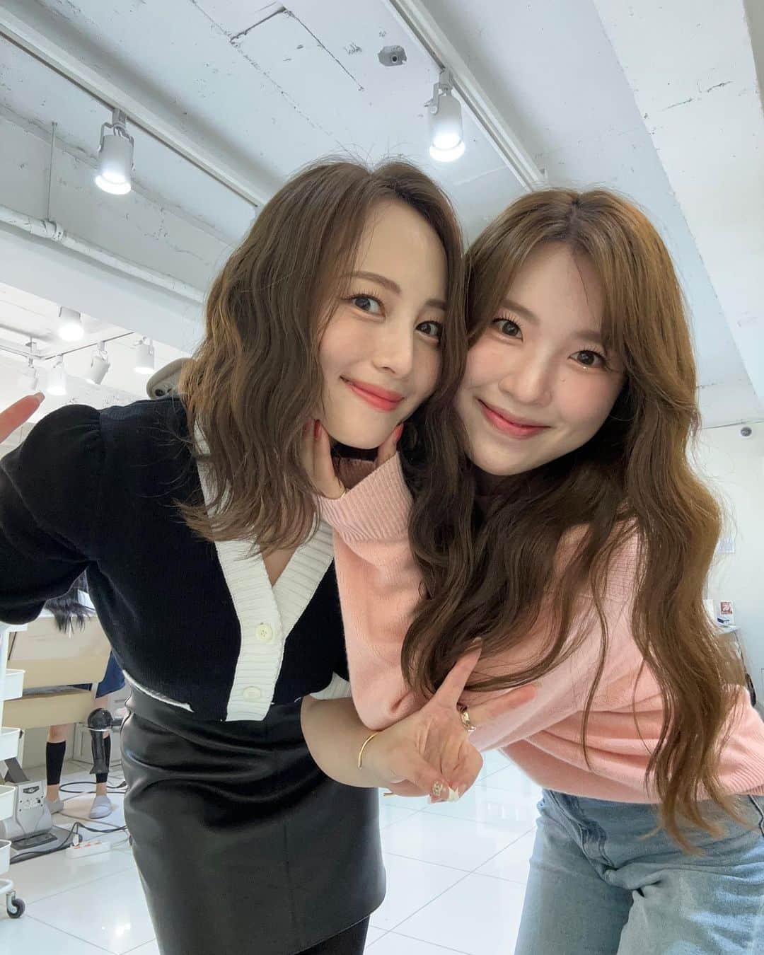 左近鈴乃のインスタグラム：「. 韓国でのアイドルメイクについて🎀🇰🇷  なるが推し🫰🏻🩷って言ってくれたから 1枚目はこちらにさせてもらって…🙏🏻♡笑  @grida_cheongdam_makeup  DMから日本語で予約出来ました！早めのほうがいいかも！ ヘアメイクで1人₩150,000  1時間半で全て終わりました👸🏼✨  SANA推しなので、SANAにしてくださいと言って ヘアメイクイメージの画像を見せただけ💜  付けまつ毛を1本1本付けてくれたり、竹串炙ってまつ毛を上げてくれたり、韓国メイクだー！といちいち興奮🫣笑 あと、今回メイクしてもらって気付いたことが、リップの塗り方でメイクって変わる！💋 ご飯食べた後どうしてもこの顔に戻せなかった🥹 リップのグラデーションの作り方がすごい…さすがプロです…  動画も写真も自由に撮らせてもらえたので それも嬉しかった🤳🏻💄  起きて15分のすっぴんボサボサで行ったのに こんな完璧に仕上げてもらえるから有難い🥹♡笑  この日は3人とも一日中ルンルンでしたっ ヘアメイクの力ってすごい🩷 本当にやってよかった！！いい思い出！  #韓国 #韓国旅行 #韓国メイク」