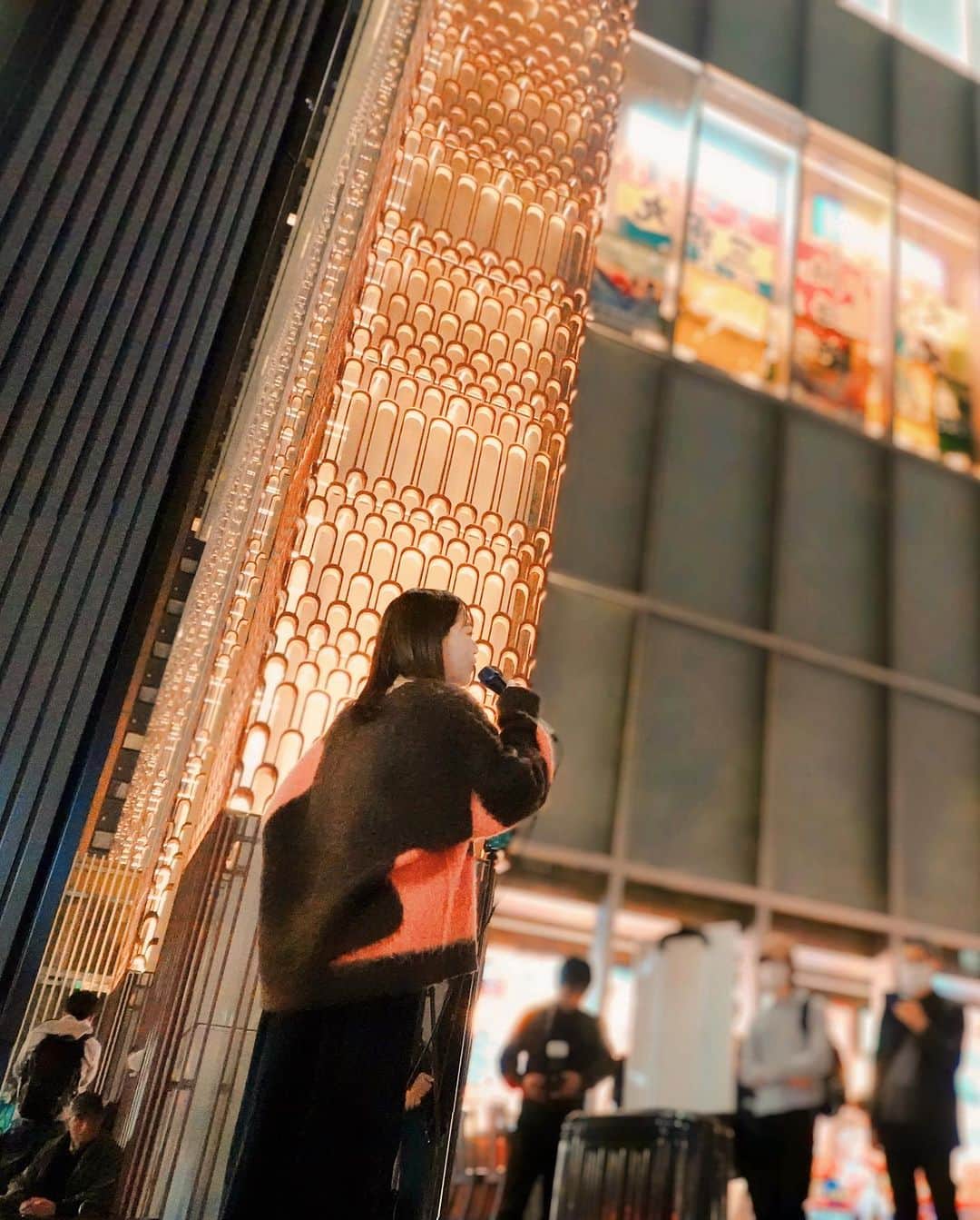 新井和佳奈さんのインスタグラム写真 - (新井和佳奈Instagram)「先日の東急歌舞伎町タワー下🗼 公認ストリートライブ ありがとうございました！！！  素敵に撮って頂いたので載せちゃいます、、、🍁🍁🍁  @mocchannel_0409  呼んでくださってありがとうございます✨  #歌舞伎町 #路上ライブ #和佳奈 #シンガーソングライター」11月11日 20時42分 - wa_416