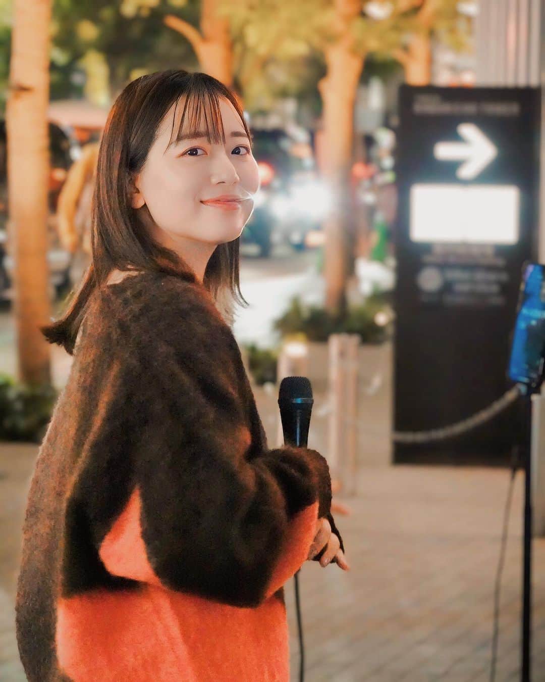 新井和佳奈のインスタグラム：「先日の東急歌舞伎町タワー下🗼 公認ストリートライブ ありがとうございました！！！  素敵に撮って頂いたので載せちゃいます、、、🍁🍁🍁  @mocchannel_0409  呼んでくださってありがとうございます✨  #歌舞伎町 #路上ライブ #和佳奈 #シンガーソングライター」