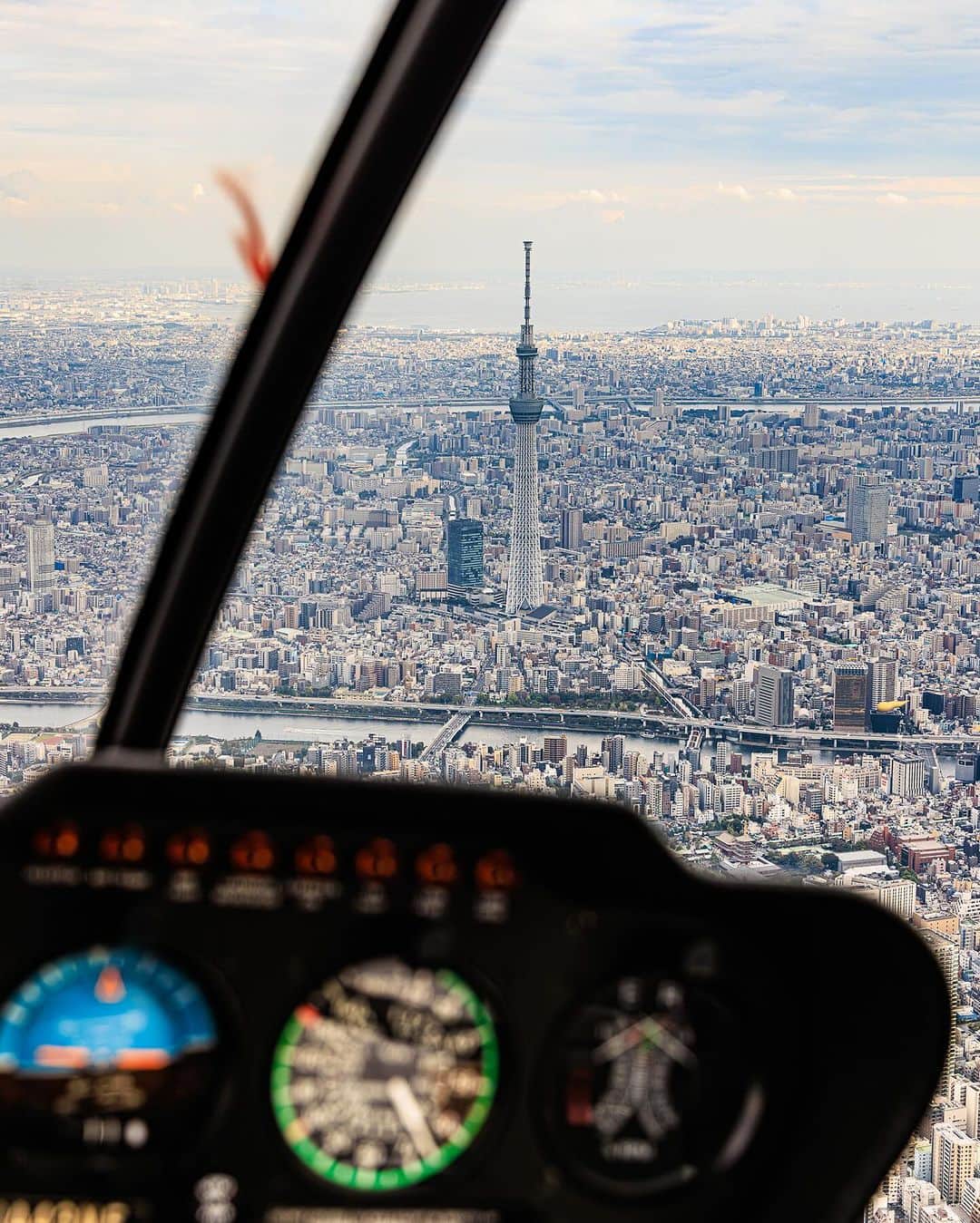 SHOCK EYEさんのインスタグラム写真 - (SHOCK EYEInstagram)「先日、とあるテレビのお仕事でヘリコプターに初めて乗ったよ。  ちょっと高所恐怖症なので、最初はビビってたけど、、乗ってみたら思っていたよりも怖くなくて、とても気持ち良かった。 てか最高でした。  上空から見る東京はまさに絶景！  沢山の名所へ飛んで、東京（江戸）という街がどうやって作られたか、鬼門、裏鬼門などを学んだよ。  この模様は是非、今度放送のテレビ番組でね^ ^ 詳細はまたお知らせするね✨  機会があったら今度は夜景を飛んでみたいなー。  #東京ヘリポート #東京 #ヘリコプター #初体験 #」11月11日 20時43分 - shockeye_official