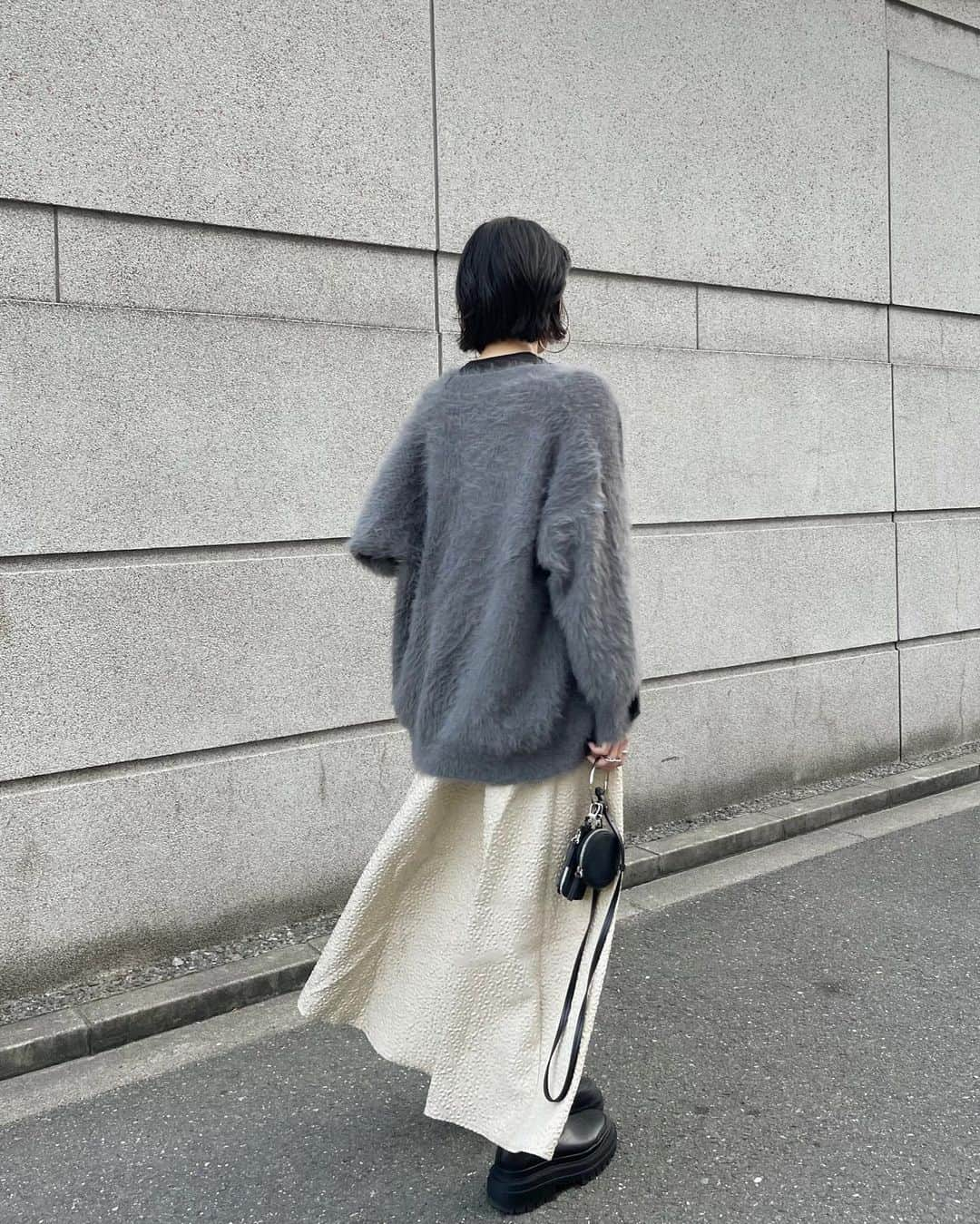 miheeさんのインスタグラム写真 - (miheeInstagram)「ootd  @fifth_store   何にでも合わせやすく ふわふわした柔らかな シャギー素材のカーディガン🩶  着心地もすごく良いのに 可愛いすぎる🥹💓  このカーディガンMAX40％の クーポンが出てますよ✨🫶  #PR #fifth #フィフス #フィフスタイル #fifthtl #Vネックシャギーニットカーディガン」11月11日 20時44分 - __mihi__