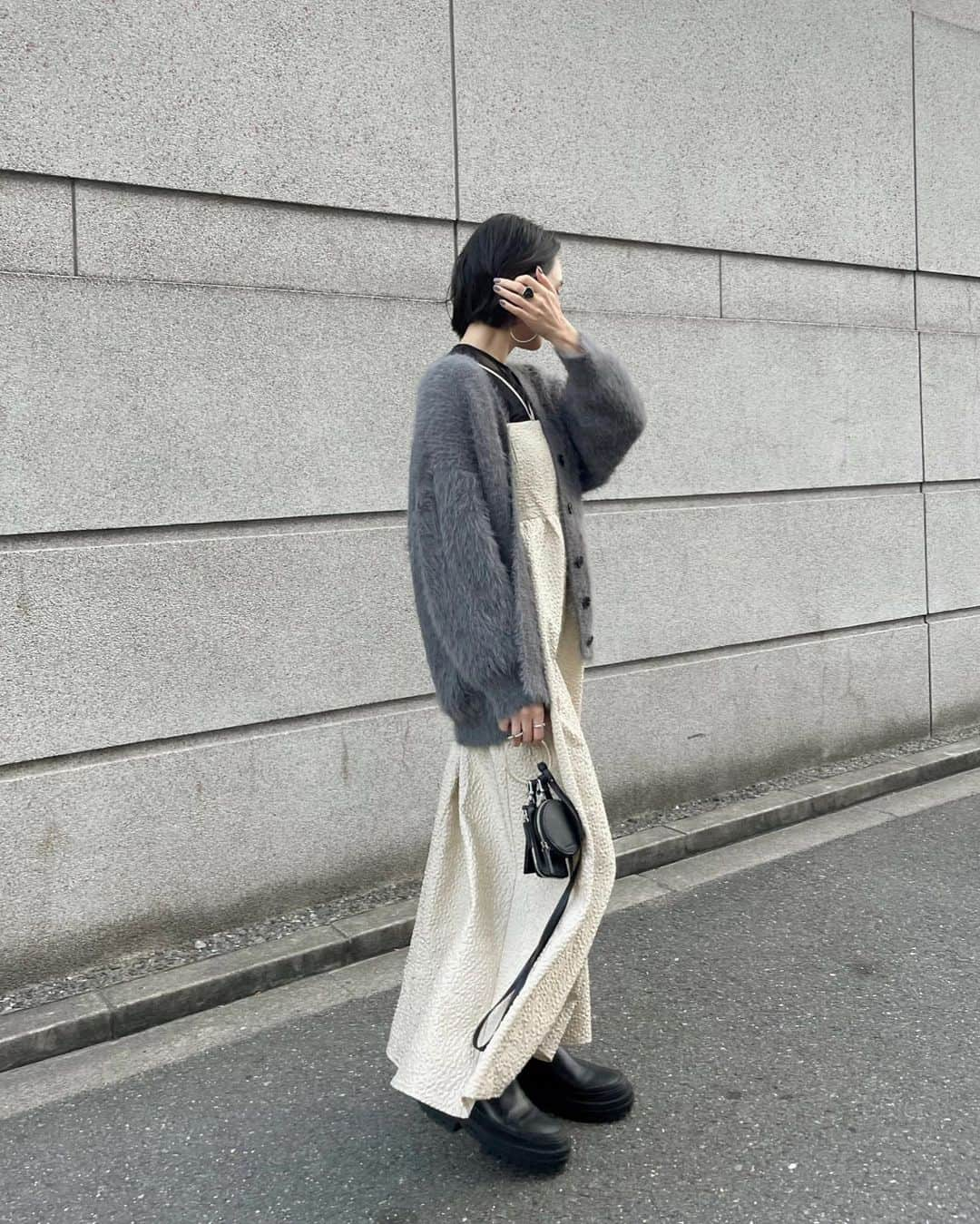 miheeさんのインスタグラム写真 - (miheeInstagram)「ootd  @fifth_store   何にでも合わせやすく ふわふわした柔らかな シャギー素材のカーディガン🩶  着心地もすごく良いのに 可愛いすぎる🥹💓  このカーディガンMAX40％の クーポンが出てますよ✨🫶  #PR #fifth #フィフス #フィフスタイル #fifthtl #Vネックシャギーニットカーディガン」11月11日 20時44分 - __mihi__