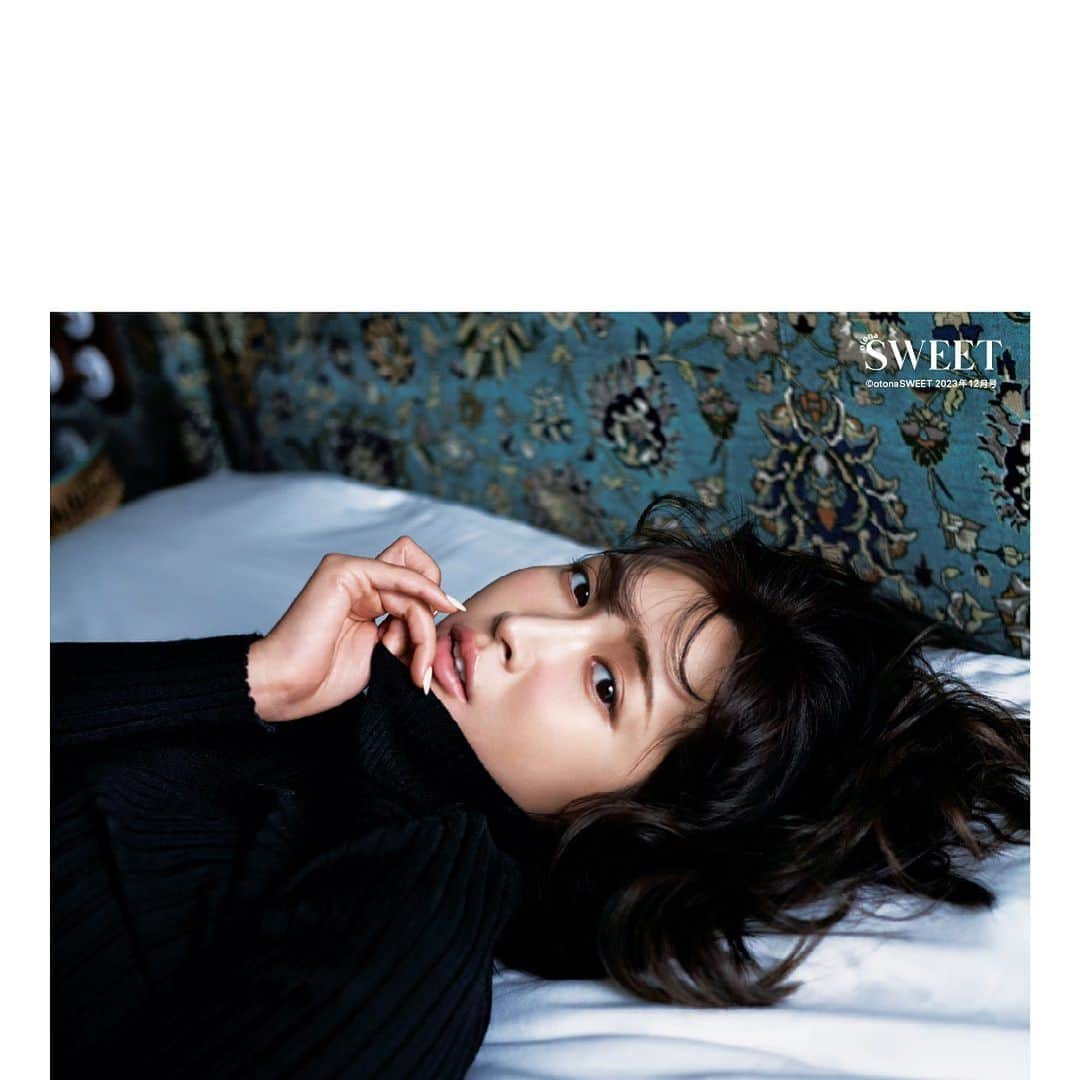 フレイアイディーのインスタグラム：「otona SWEET 2023年12月号  FRAY I.D × otona SWEET × pierre cardin STARRING @saekoofficial   この冬、ピエール•カルダンとのエクスクルーシブコレクションが登場。アイコニックなブランドロゴをあしらったレトロポップなデザインが魅力的なアイテムを、 パリジェンヌに扮した紗栄子さんが小粋に着こなします。  Knit tops [pierre cardin×FRAY I.D] ¥12,100 (tax in)  #frayid #otonasweet」