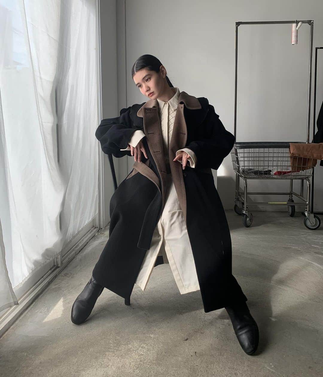 荒川ちかのインスタグラム：「今日一気に寒くなったのでついにコートを着ました🧥 みなさん風邪をひかないように気をつけて下さいね！ これは @jeshofficial_ さんの冬の撮影のオフショです📸 (福岡でPOPUP中なのでお近くの方はチェックしてみてくださいね🐈)」