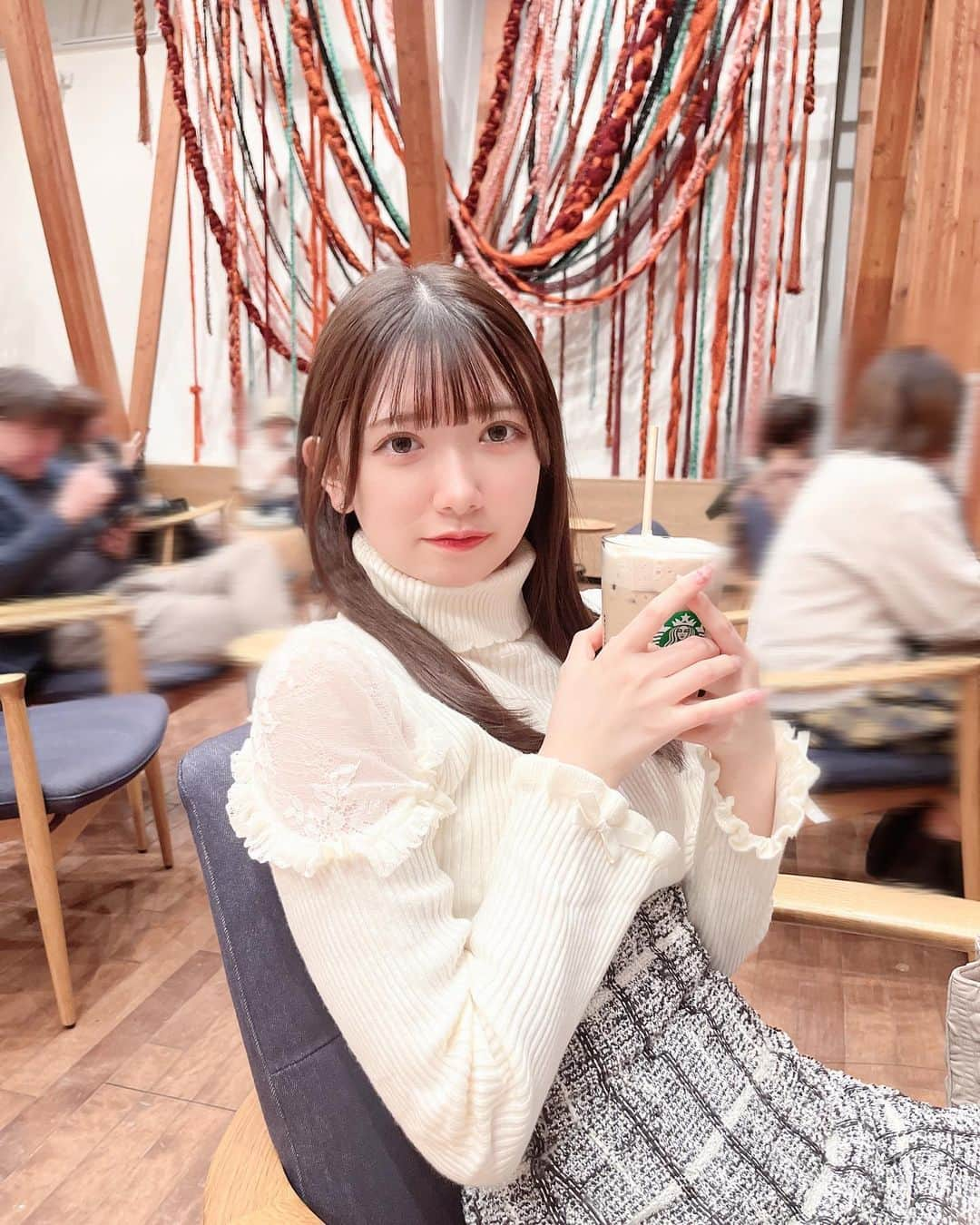 薮田こももさんのインスタグラム写真 - (薮田こももInstagram)「最近は歩くのが好きでよく歩いてます💪🏻 あとスタバが冬仕様になってて幸せすぎる☕ クレームブリュレラテが大好きなのでみんな飲んでみて֊ ̫ ֊ ︎₊*̥⭐」11月11日 20時45分 - yuri_selfish