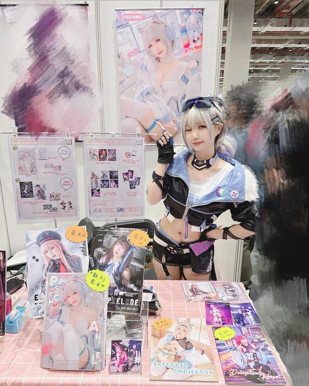 Sherryのインスタグラム：「- ACE動漫創作展Day 1💙 又又又是銀狼🐺不會看厭吧🥺🥺？  明天Day 2上午跟下午會是不同的服裝呢😆✨✨歡迎來C74捕捉不同樣子的銀💙🤍 然後3:30pm會跟Ace Mode在能量舞台表演😚😚記得來支持我們啊!!!🫶🏻  身後的掛軸會在明天11點開始競標!! 有興趣把她帶走的朋友記得留意明天ig的限時動態💗💗 明天見😆🫶🏻💕」