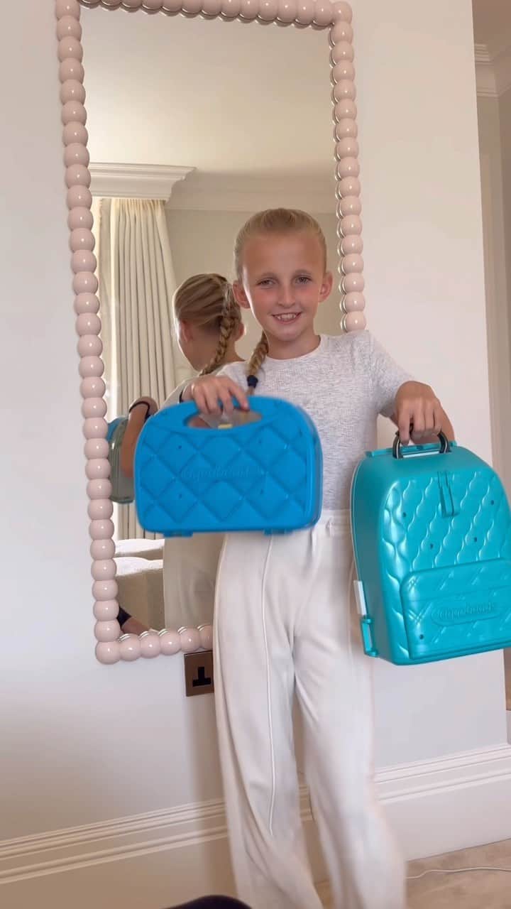 ビリー・フェアーズのインスタグラム：「AD We are big fans of @aquabeadsUK in this house and Nelly loves to spend time after a busy day at school creating new designs. The new Deluxe Craft Backpack is great – Nelly makes her Aquabeads and then attaches them to her backpack for when she leaves the house 🎒   There’s over 1000 beads in this backpack so designs are endless and there are some templates for inspiration too 🌈   It’s a great gift idea for Christmas and I love that all the beads can also be stored in the Backpack so it’s nice and neat 😅  Link in stories #aquabeads #aquabeadsdeluxecraftbackpack #aquabeadsanywhere」