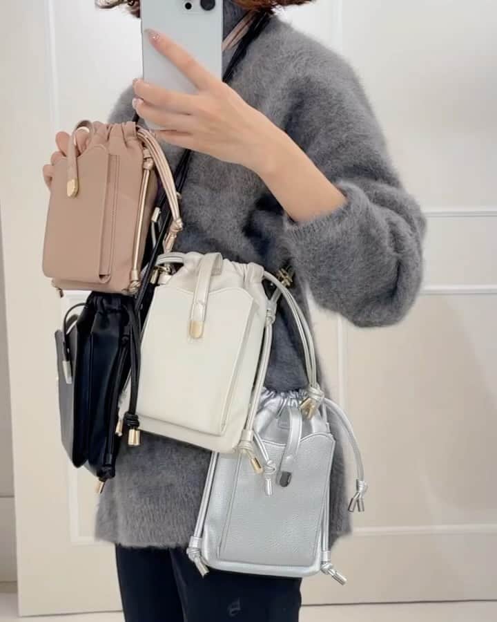 のインスタグラム：「本日21時からみなさんから毎回大好評の スマホショルダー第三弾✨販売開始します👏♡ いままでは4色展開でしたが今回は5色に！✨️ ※5枚目のメモのサイズはサンプルイメージサイズなので実際のサイズと異なります。  長いですが読んでくれると嬉しいです↓  Aprilyのグッズ開発は 【機能性】の詰まった【思いやり】のあるグッズをコンセプトに商品開発をしていています。  みんなの痒いところに手が届く ありそうでなかったような  手に取った人がなんて細部にまでこだわりがあるんだとビックリしてくれるような そして私たちの思いやりが伝わればいいなと 商品作りに励んでいます！  スマホショルダーを1番最初に販売したのが 2021年8月のことでした🕰  有難いことに即完し、その後直ぐに4000人もの方から再販の声を頂きました。 再販をした際にも即完売…… オープンしたばかりだったので どういうことかと( °_° )‼️ 私も、そしてスタッフも 驚きを隠せなかったです。  それから 2022年11月には新たな形となって 第2段を販売し、その際も即完売！！ 翌年2月には直ぐに再販をさせていただきました✨️ そこでも大好評でした🥹💖  この後すぐに今回の第3段の新型 「ドローストリングスマホポシェット」の 商品開発にむけて、次はどんなスマホショルダーがいいかアンケートを取らせて頂きました。  スマホの他、ある程度、最低限のハンカチやコスメ、財布が入るものというリクエストをいただきつつ みんなが使いたいシチュエーションを 沢山想像させてもらいました！  ママで母子手帳を入れる方 旅行中に家族分のパスポートを入れる方 買い物時にスマホや鍵、アルコールスプレー ハンカチティッシュと最低限のものを入れたい方 抱っこ紐をしながらでも使うであろうシチュエーションを想像し、ママで小さいお子様がいたり 荷物が多い人のサブバッグとしても 使いやすい設定にしたいなぁとか じゃあそんな人はどんなものをいれたいの？とか A4ノートに埋めまくり。3ページは理想で埋まった。 全部いいとこどりをしたい欲張り精神が発揮して迷いに迷ったんだけど……  【いい意味で雑に扱使える】  というテーマが私の中でイメージが降りてきて←（アーティストチックw） ポイポイ雑にものを入れたくない？その方が見た目以上にいっぱい入るんじゃない？と。  その時私自身、巾着に物をまとめたりすることが多かったこともあり、巾着って何かと1番使いやすいじゃん！楽じゃんって 3ページ分埋め込んだ理想をこれだったら 妥協せずに商品化できると確信し  今の形になりました！  いい意味で雑に扱えるよう もちろん耐久性や汚れにくさを兼ね備え  アクセサリーのように飽きの来ないデザイン性にしたいと想いから  Aprilyではいつもバイ素材、バイカラーにし 遊び心を入れています！🫶  汚れるのが嫌で 躊躇してしまうようなアイボリーも手軽に買って欲しいという思いが強く  毎回生地選びには凄くこだわっています！  アプリリーのアイテムは汚れにくい！というお声も実際すごく多く頂きます！  生地の特徴によっては本当に傷つきやすく汚れも付きやすいものもあります。  反対に全然汚れにくいものなど色々な生地があります。そこはしっかり見極め、そしてかわいい生地 軽い生地を選び抜いております✨️  そんなスマホポシェット この後21時からの販売です🛒✨️  よろしくお願いします♡ これからも皆さんの生活に寄り添えるような お値段以上の価値を提供できるよう 努めていきますので、今後のAprilyも楽しみにしててください✊🏻」