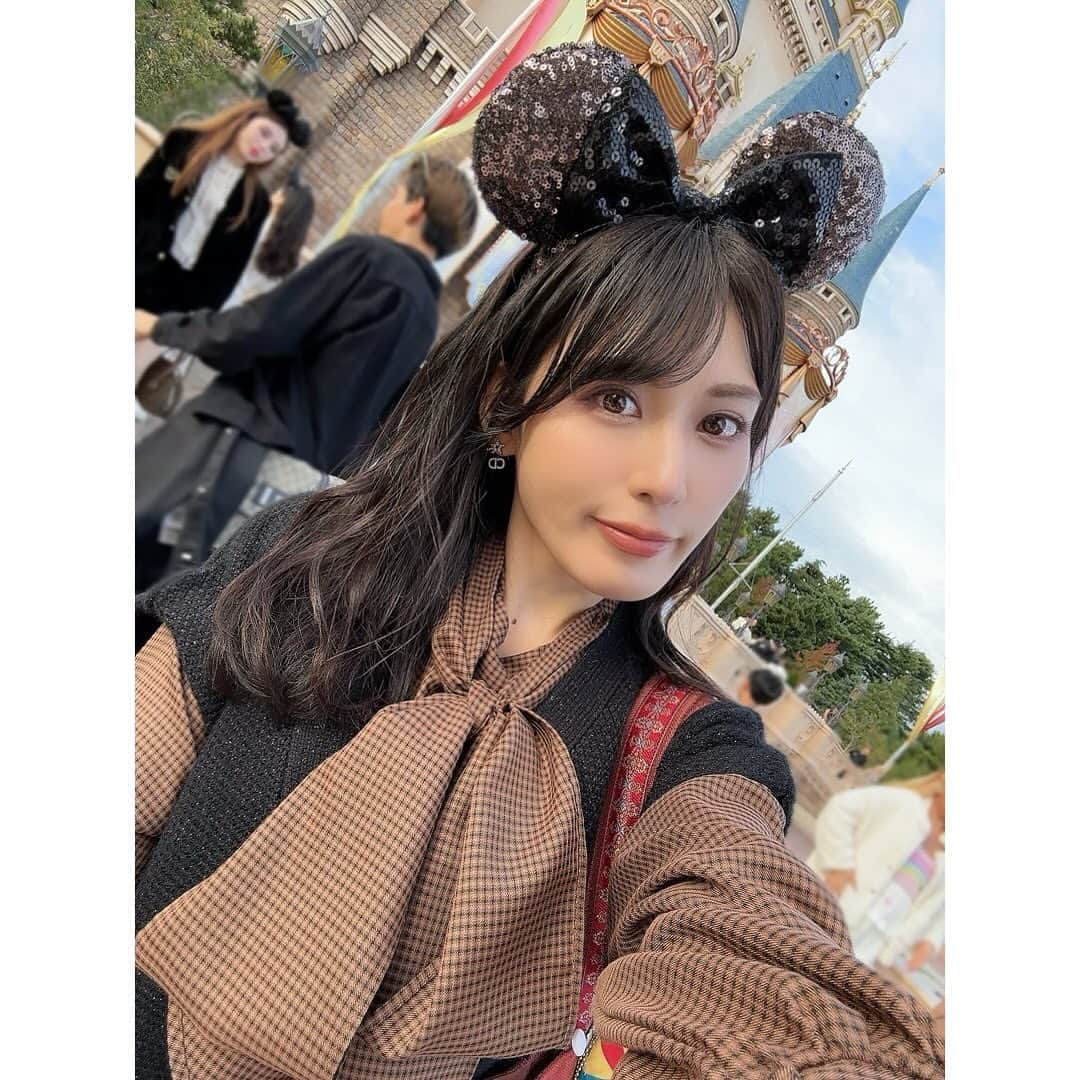 金子智美のインスタグラム：「ディズニーランド&シー 2days🐭💖  day1 後編です⭐️ シェフミッキーも当日予約で入れたし最高の1日 でした❣️  #東京ディズニーランド  #ディズニーランド　#家族旅行 #シェフミッキー #ミッキー #推しはピノキオ #tokyodisneyland」