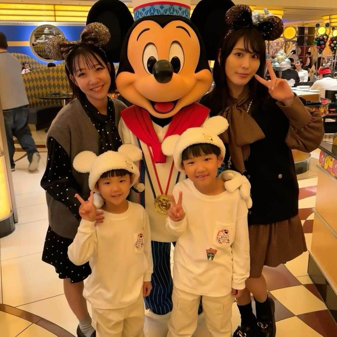 金子智美さんのインスタグラム写真 - (金子智美Instagram)「ディズニーランド&シー 2days🐭💖  day1 後編です⭐️ シェフミッキーも当日予約で入れたし最高の1日 でした❣️  #東京ディズニーランド  #ディズニーランド　#家族旅行 #シェフミッキー #ミッキー #推しはピノキオ #tokyodisneyland」11月11日 20時51分 - kanesato1222