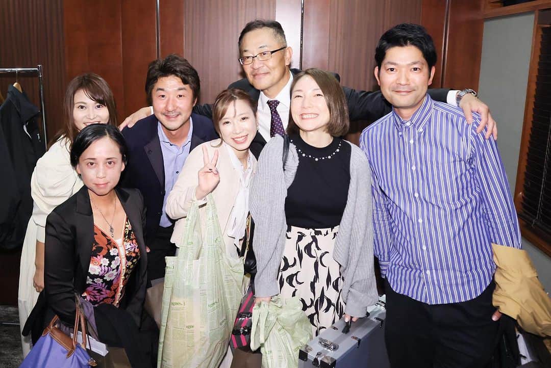 黒木優子のインスタグラム：「* ラジオKiraKira プラス5周年★ presented by HORIBEN* おめでとうございます㊗️😍❤️ そして今年もpartyに招待して頂きありがとうございます😭  毎年色々な演目があったり、豪華な景品の抽選会があり、ドキドキ💓ワクワク💓楽しませて頂いてます💪  堀内弁護士&吉良さん！お祝いの花束もありがとうございます😆💖  そして毎年恒例になっているバッテンさんへのBODY打ち😆❤️  今年はさなさんとW打ちさせて頂きました🤣  堀内弁護士、吉良さん本当にありがとうございました😊  * ラジオKiraKira プラス★がこの先ずっと続きますように🥹💖  #ラジオキラキラプラス #キラキラプラス  #堀内恭彦法律事務所  #堀内弁護士」