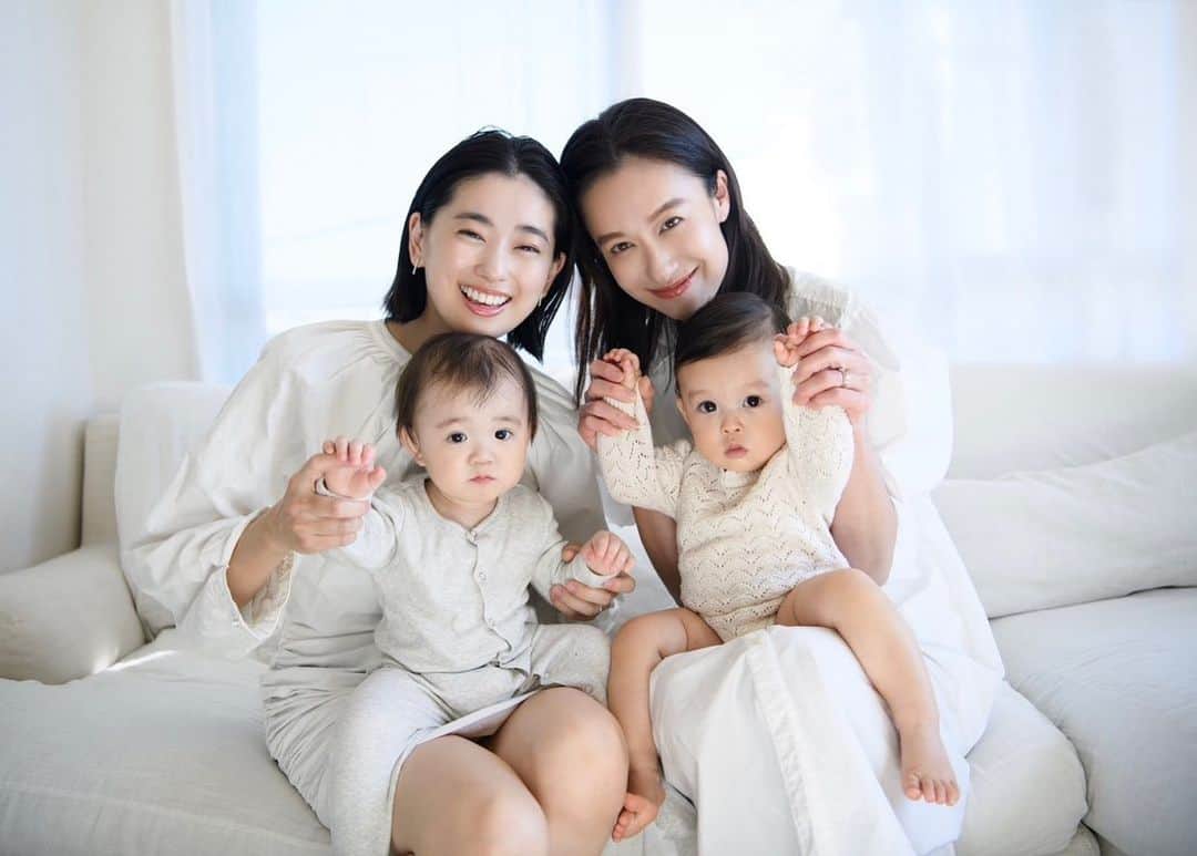 松永ちさとさんのインスタグラム写真 - (松永ちさとInstagram)「👶🫶👶 1歳記念写真 おめかし服のブランド @marlmarl_tokyo  打合せなしでおそろで驚き🎶 2人共Grey系で仲良しコンビ  おめかし前の服でもと 親もいれて4人で記念に🤍 目がとろとろくん @natural_newborn_photo   🎂ケーキショットは親撮🌼 (3枚目のコマ送りmovie) 腕あげたりかけてるあんこかわいすぎる お菓子で気をそらせながらの撮影で あんこのおかしを奪おうとするジャイアンけんの😝 性格でてきて2人の絡みがおもしろい あんこがけんのの背中にだきついてくれたのきゅんすぎた ベビのコミニケーションって癒される♡♡ @chihhhiro   #ONE #けんあん #玄ノ進 #1歳ベイビー #10月生まれ #お誕生日フォト #オラオラけんの #ジャイアンけんの」11月11日 20時56分 - chisato_matsunaga