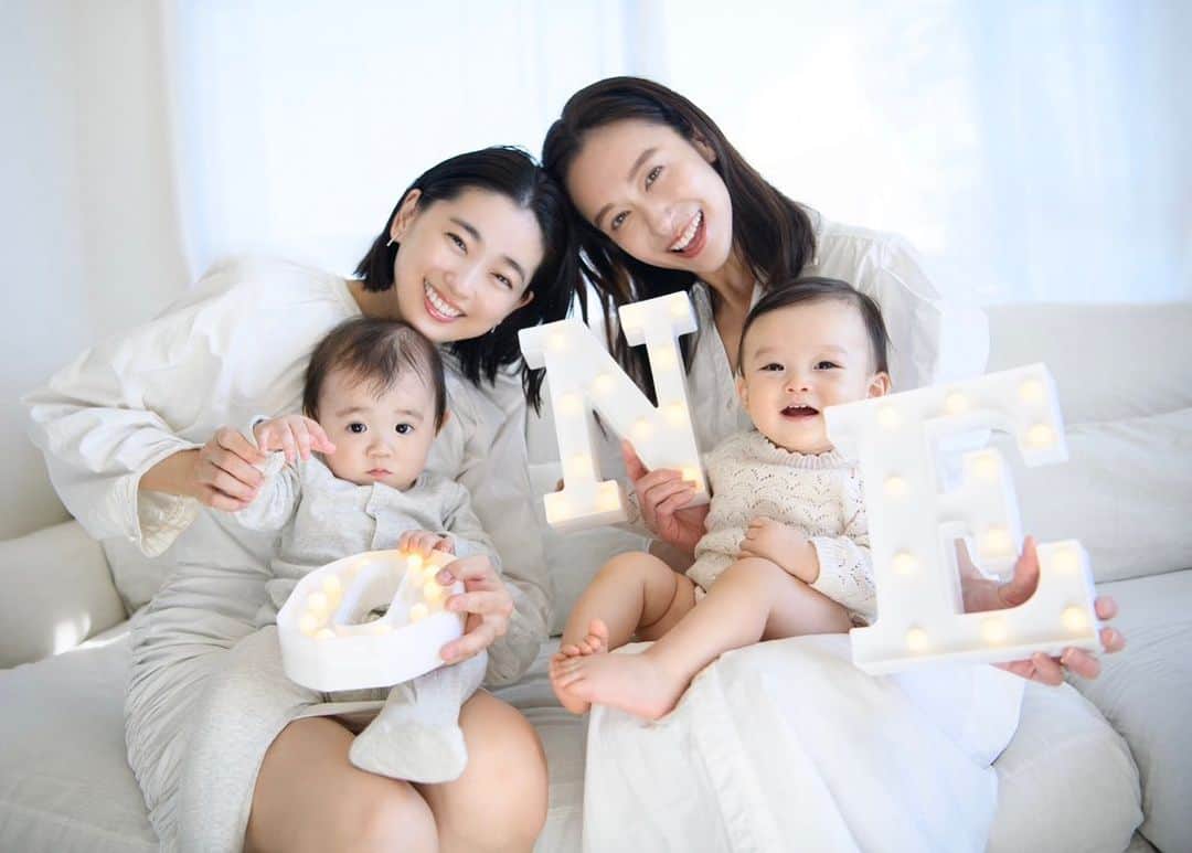 松永ちさとさんのインスタグラム写真 - (松永ちさとInstagram)「👶🫶👶 1歳記念写真 おめかし服のブランド @marlmarl_tokyo  打合せなしでおそろで驚き🎶 2人共Grey系で仲良しコンビ  おめかし前の服でもと 親もいれて4人で記念に🤍 目がとろとろくん @natural_newborn_photo   🎂ケーキショットは親撮🌼 (3枚目のコマ送りmovie) 腕あげたりかけてるあんこかわいすぎる お菓子で気をそらせながらの撮影で あんこのおかしを奪おうとするジャイアンけんの😝 性格でてきて2人の絡みがおもしろい あんこがけんのの背中にだきついてくれたのきゅんすぎた ベビのコミニケーションって癒される♡♡ @chihhhiro   #ONE #けんあん #玄ノ進 #1歳ベイビー #10月生まれ #お誕生日フォト #オラオラけんの #ジャイアンけんの」11月11日 20時56分 - chisato_matsunaga