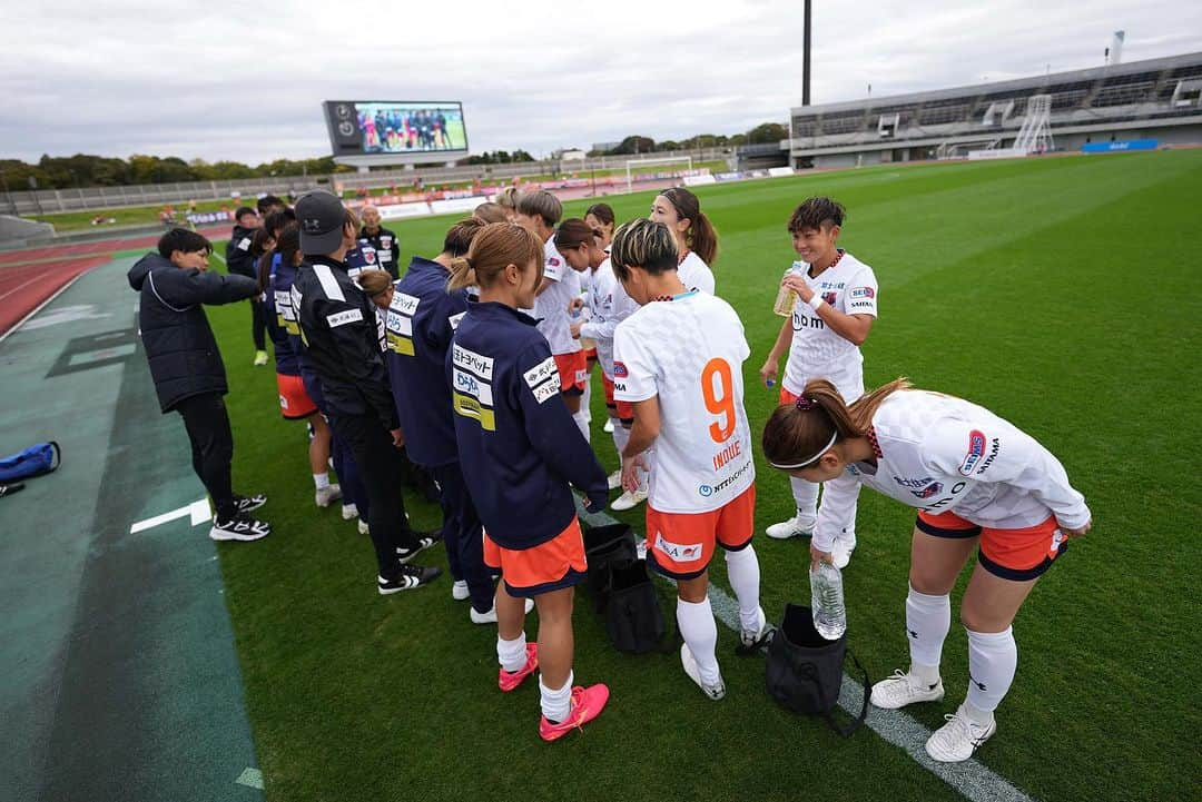 有吉佐織さんのインスタグラム写真 - (有吉佐織Instagram)「🐿️🧡  開幕戦初勝利〜👏👏👏 ですが、なかなか難しい入りになって 思うようなサッカーは表現できませんでした チームとしても個人としても 課題が多く残る試合展開の中で この勝ち点3は大きい！！ ピッチに出た人出てない人関係なく みんながそれぞれが『勝ち』に対して しっかり準備した結果だと思います みんなナイス！  でも、まだまだこんなもんじゃないっていう VENTUSを魅せたい！！ 次はホーム開幕！！ またしっかり良い準備します！  寒い中応援ありがとうございました！！  #大宮アルディージャventus  #weリーグ  #開幕戦勝利  #寒い中ありがとうございました  #はるなナイス仕掛け #ふなきナイッシュー #みんなナイス」11月11日 20時52分 - ariyoshisaori_1101