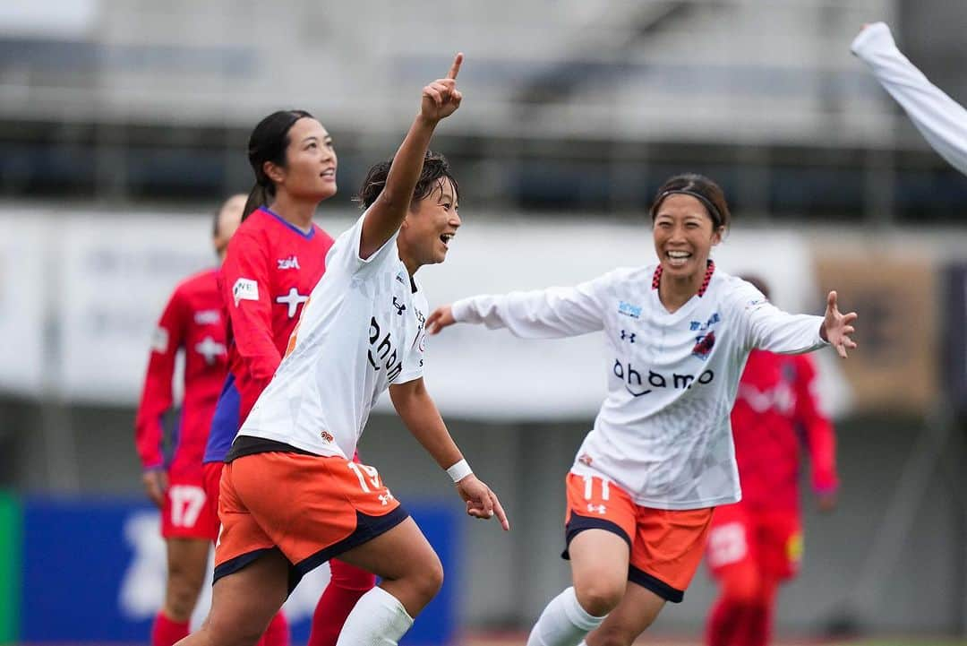 有吉佐織さんのインスタグラム写真 - (有吉佐織Instagram)「🐿️🧡  開幕戦初勝利〜👏👏👏 ですが、なかなか難しい入りになって 思うようなサッカーは表現できませんでした チームとしても個人としても 課題が多く残る試合展開の中で この勝ち点3は大きい！！ ピッチに出た人出てない人関係なく みんながそれぞれが『勝ち』に対して しっかり準備した結果だと思います みんなナイス！  でも、まだまだこんなもんじゃないっていう VENTUSを魅せたい！！ 次はホーム開幕！！ またしっかり良い準備します！  寒い中応援ありがとうございました！！  #大宮アルディージャventus  #weリーグ  #開幕戦勝利  #寒い中ありがとうございました  #はるなナイス仕掛け #ふなきナイッシュー #みんなナイス」11月11日 20時52分 - ariyoshisaori_1101