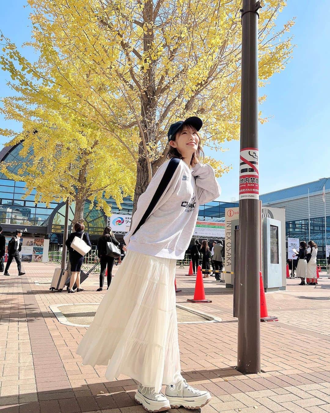 小嶋花梨のインスタグラム：「とある日の私服🍂 ⁡ ⁡ 何にでも合わせられる万能スカートに出会いました🤍 ⁡ #秋コーデ #冬コーデ #トレーナー #スウェットコーデ #FRAYID #CONVERSE」