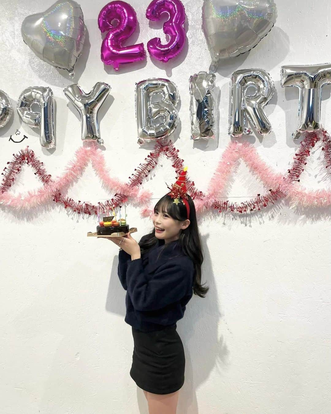 村川緋杏のインスタグラム：「🎂  もうすぐ生誕祭… ということで去年の写真🎊  きゃんちゅーのみんなが 祝ってくれたんだよ〜🥺💗  そんな今年の誕生日は きゃんちゅーになって初めての生誕祭！ どっきどきだけど当日が本当に楽しみ🎂  そしてそして今日は 生誕祭 一般発売開始です💨 優先入場チケットは完売✐☡  とてカワな生誕衣装を製作中🥹🎀 絶対近くで見て〜〜〜〜ჱ̒⸝⸝•̀֊•́⸝⸝)♡  12/3(日)「村川緋杏 生誕祭」 @ Spotify O-WEST ✨  みんな！！！待ってるね➰🎀🤍」