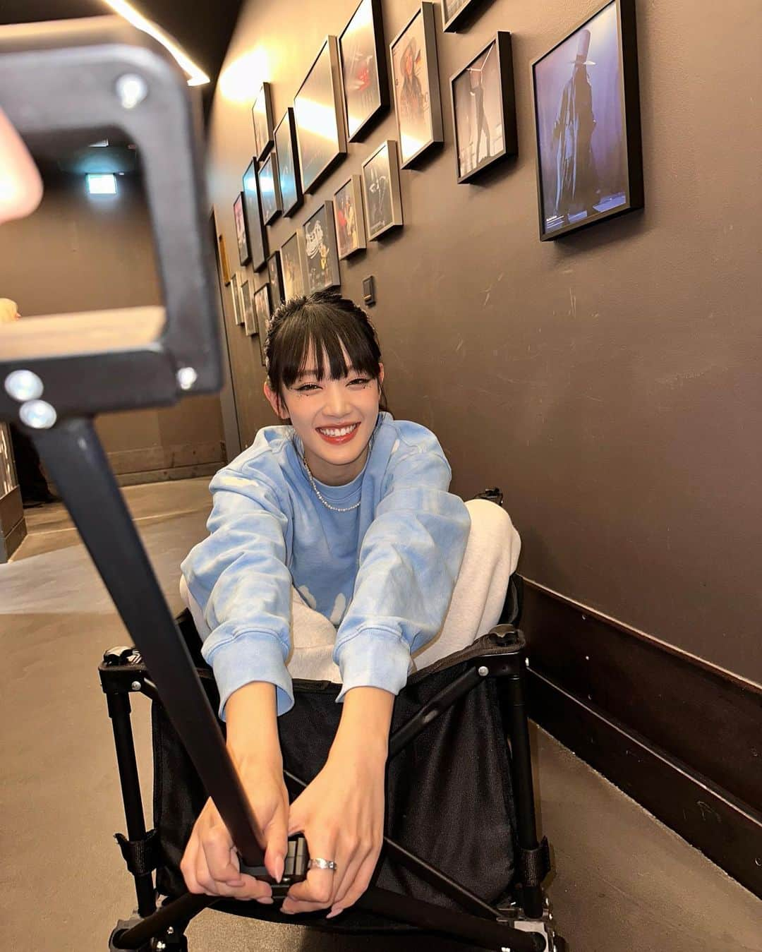 ミンニさんのインスタグラム写真 - (ミンニInstagram)「put me in your pocket so I'll be close to you 네버버가 원하는거 다해줄게~🥺🩵」11月11日 20時54分 - min.nicha