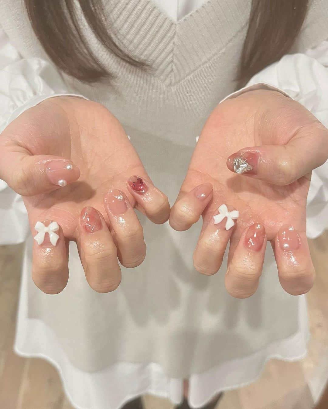 小杉怜子さんのインスタグラム写真 - (小杉怜子Instagram)「人生で初めてネイル💅 してもらいに行ってきました〜✩.*˚  今回してもらった『チタネイル』は爪に優しいんだって👀✨ だから安心して行ってきたよ❕  初めてでどんなデザインが良いのかもあまり決まっていなかったのですが… 相談に乗りながら塗ってくださって本当にありがたかったです😭🥹✨  ピンクでチェック柄…かわいすぎませんか？😭🩷️🎀 塗ってもらっているうちに色んなストーン付けたくなっちゃって、、 最終的にラブリー大納言になりました💅✨  @titanail.official #pr #titanail #チタネイル #ネイル  #ネイルデザイン #小杉怜子  #こすこ」11月11日 20時54分 - rei_co_sugi