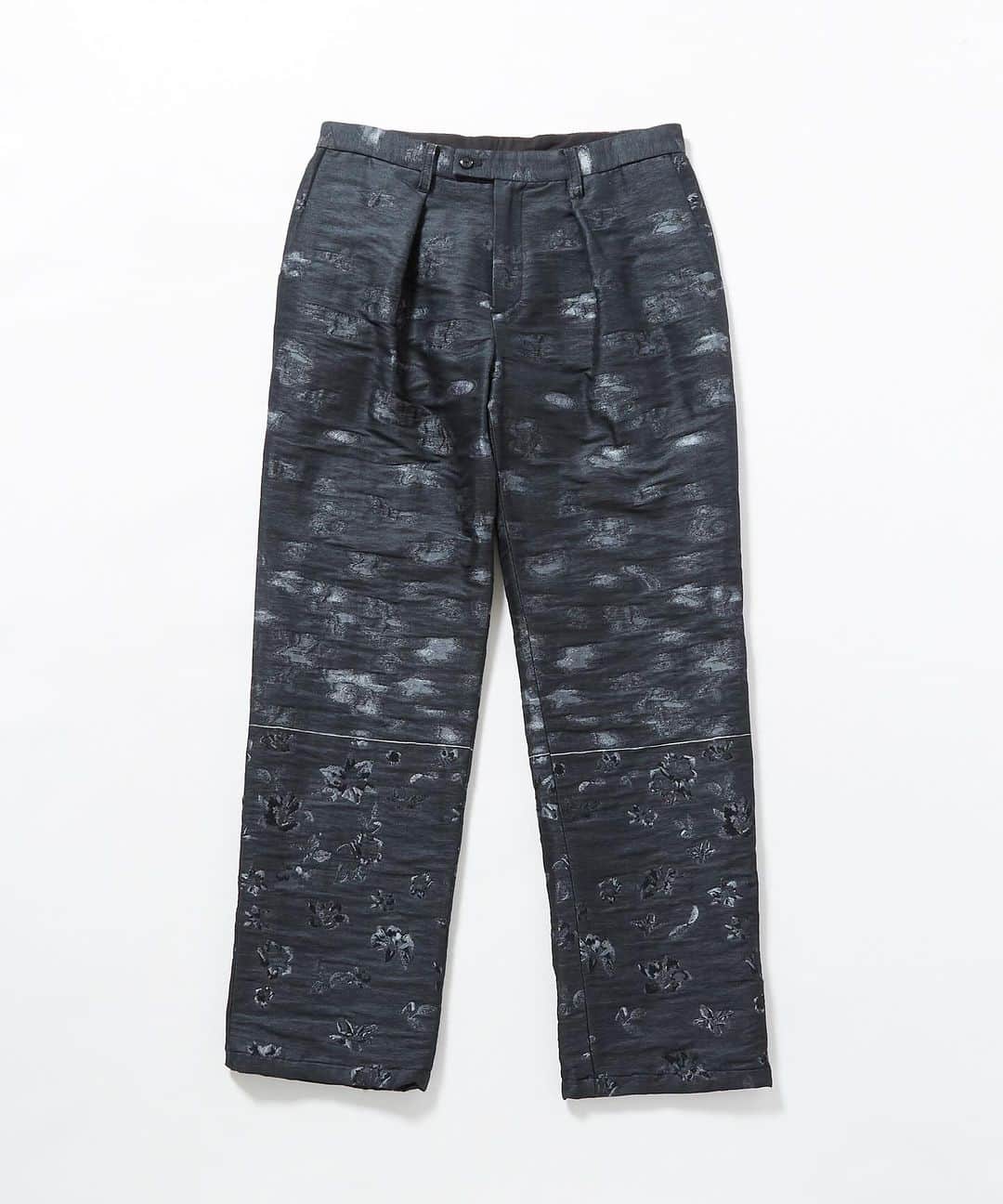 メアグラーティアさんのインスタグラム写真 - (メアグラーティアInstagram)「FW23 meagratia  Flower Jacquard trousers  今季のテーマをイメージし開発した生地が印象的な3Bジャケット。湖の水面を表現したジャカード生地で境界線から下にははっきりとした花柄にモヘアをプラスし、 上には花柄が水面に反射したグラフィックを織り上げコ ントラストのある表情を生み出しています。 ややワイドシルエットで深めの１タックが入ったスラックス。 同素材の23243-0101のジャケットとのセットアップもおすすめです。  material qua.  Polyester 53% Mohair 19%  Cotton13% Nylon 10% Wool 5%   #meagratia #fw23」11月11日 21時04分 - meagratia