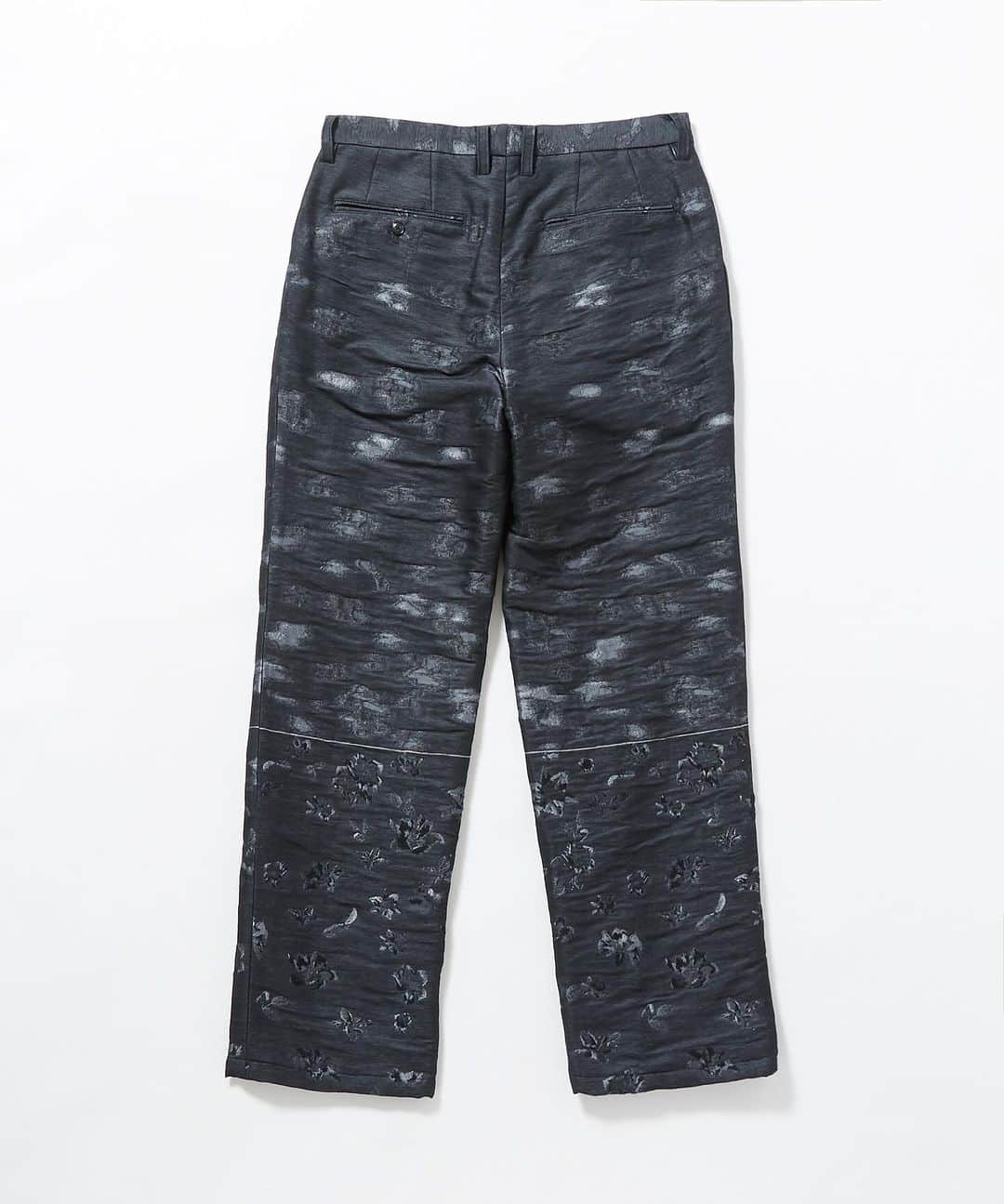 メアグラーティアさんのインスタグラム写真 - (メアグラーティアInstagram)「FW23 meagratia  Flower Jacquard trousers  今季のテーマをイメージし開発した生地が印象的な3Bジャケット。湖の水面を表現したジャカード生地で境界線から下にははっきりとした花柄にモヘアをプラスし、 上には花柄が水面に反射したグラフィックを織り上げコ ントラストのある表情を生み出しています。 ややワイドシルエットで深めの１タックが入ったスラックス。 同素材の23243-0101のジャケットとのセットアップもおすすめです。  material qua.  Polyester 53% Mohair 19%  Cotton13% Nylon 10% Wool 5%   #meagratia #fw23」11月11日 21時04分 - meagratia