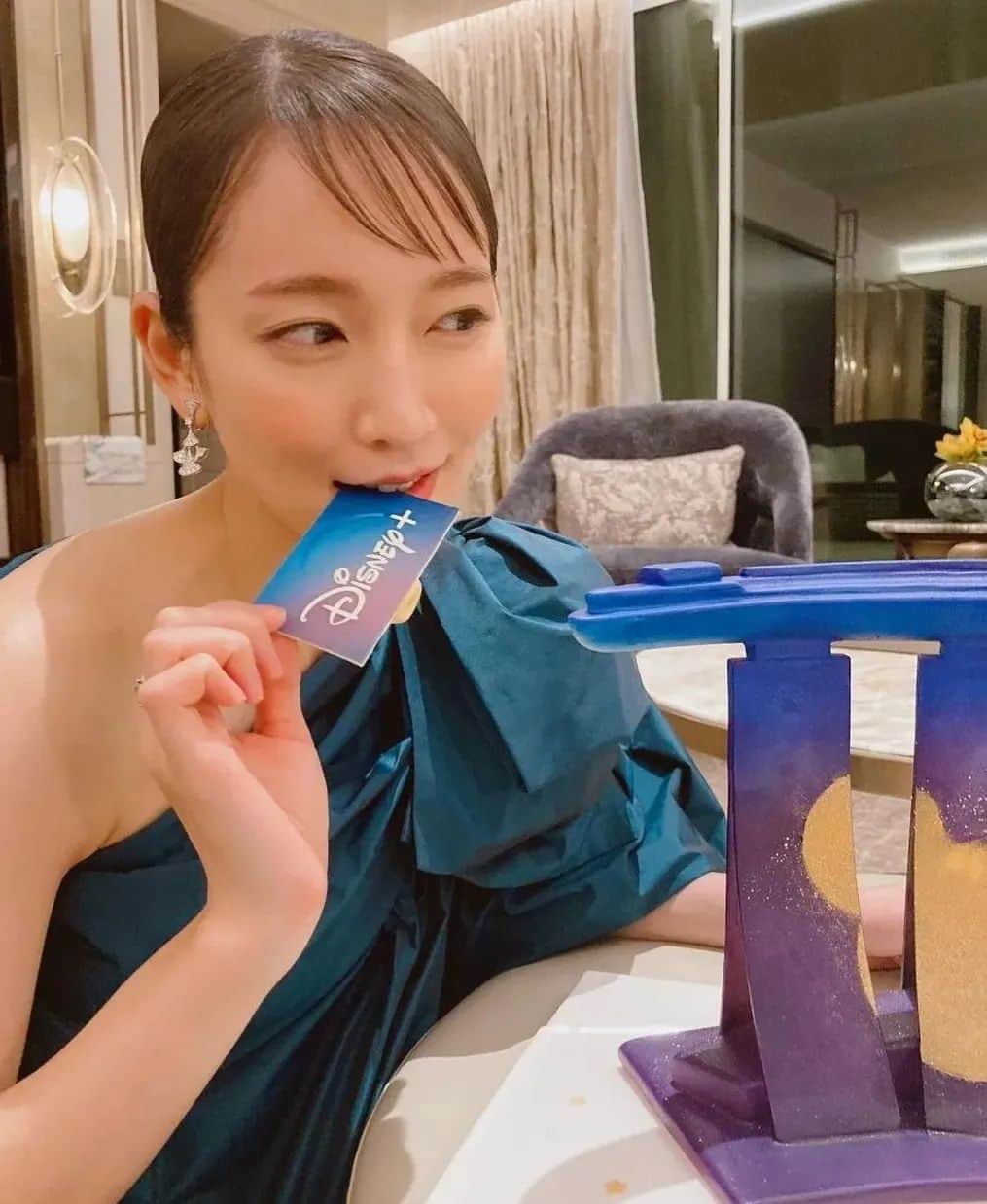 のインスタグラム：「里帆ちゃん、りほらーの皆様今日も１日お疲れ様でした！(*´ー｀*)  そして里帆ちゃんストーリー更新と投稿ありがとうございます(*^.^*)  ホント年中の四六時中大活躍よねー❤️❤️  身体にはくれぐれも気をつけてくださーい😰😰  といいつつ😂  ｶﾞﾝﾆﾊﾞﾙもシーズン2ありますやん？？  もう撮影してるんかな？？  台詞覚えたり  役作りとか  俳優さんて改めて凄いですよね(σ*´∀｀)  そんな里帆ちゃんもちろん猛追して応援しまくります❤️❤️❤️  #吉岡里帆#吉岡里帆かわいすぎ #吉岡里帆ちゃん」