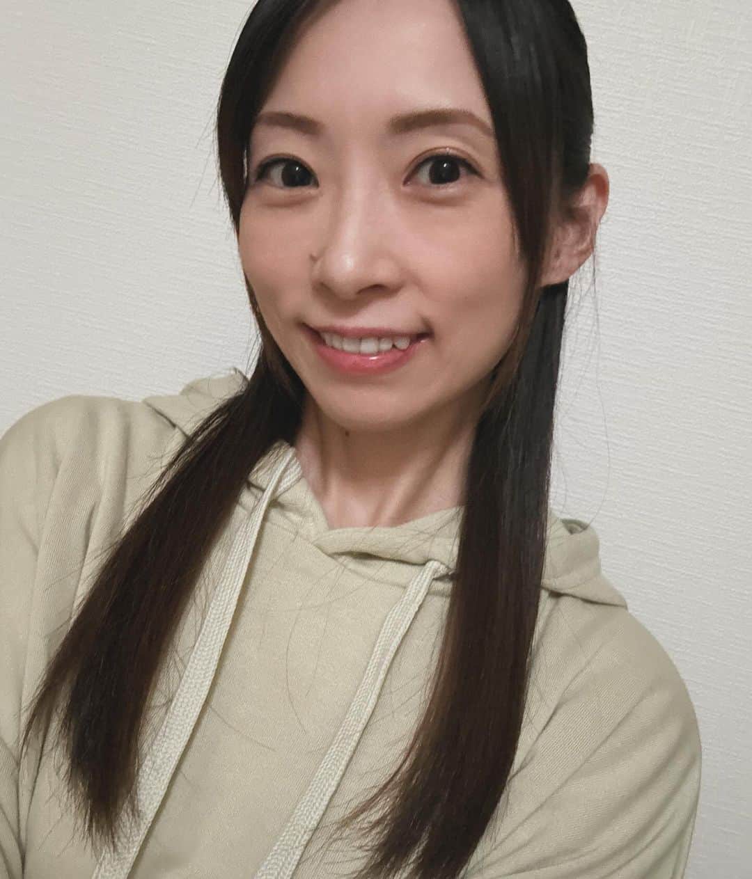 のインスタグラム：「前髪がないと… 今日みたいな日はおでこが寒い😅  #髪型悩み中」