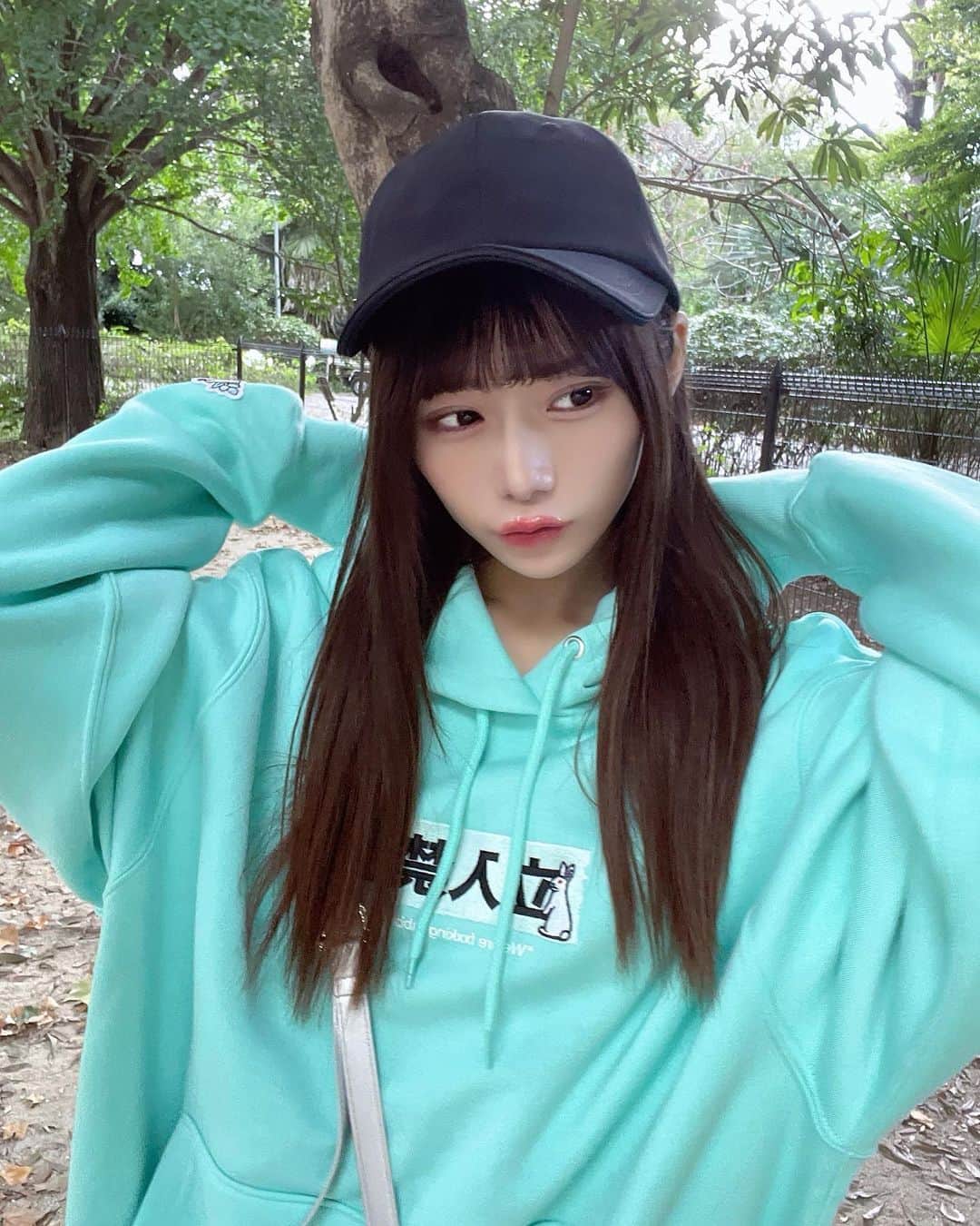 菖蒲まりんさんのインスタグラム写真 - (菖蒲まりんInstagram)「ごまとリンクコーデ🐶♡   #fr2月桃  #FR2 #ドッグラン #ダックス #ミニチュアダックス #犬 #🐶 #dog #犬バカ部  #いぬのいる暮らし  #ごましお #パーカー女子」11月11日 20時58分 - marin_nonfic