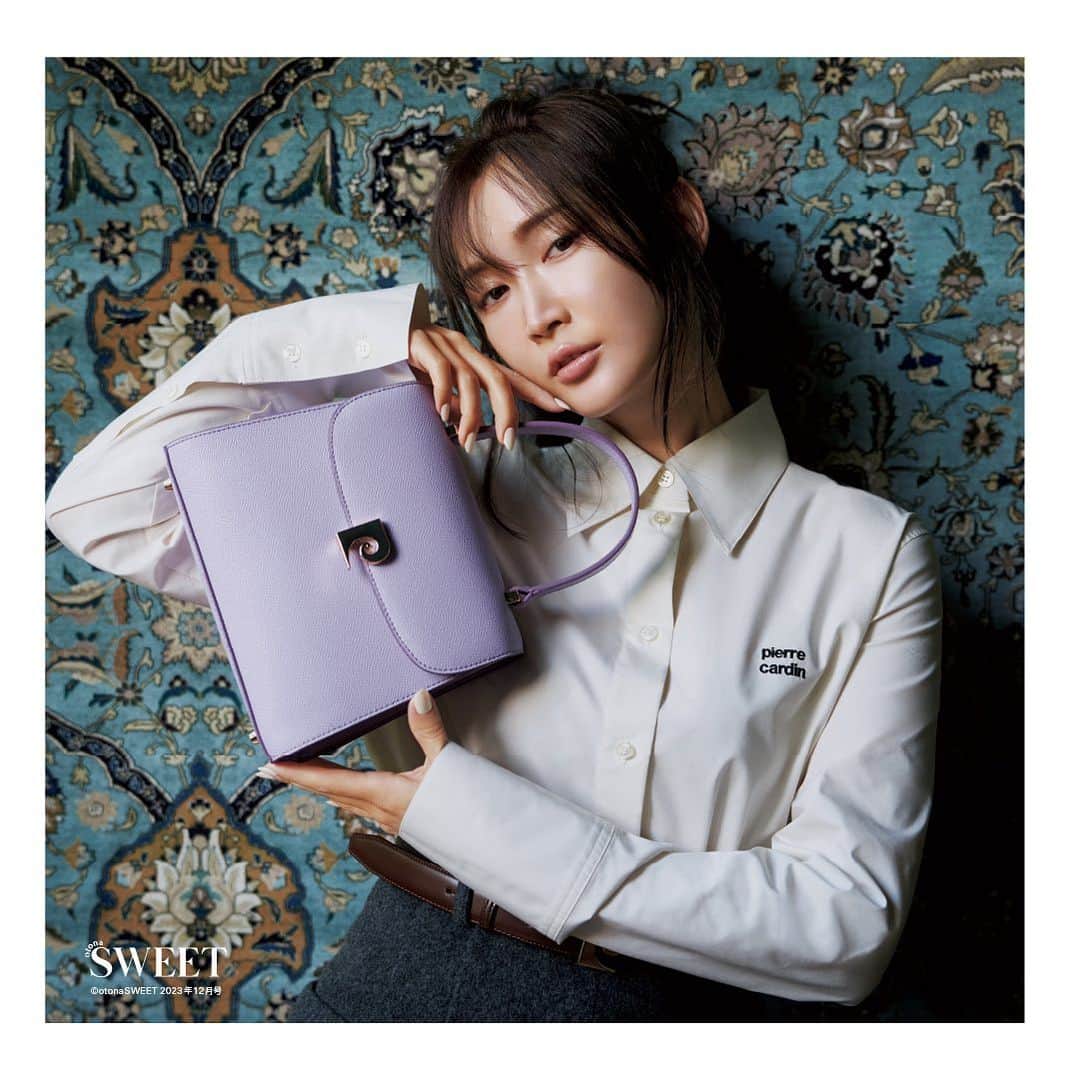 フレイアイディーのインスタグラム：「otona SWEET 2023年12月号  FRAY I.D × otona SWEET × pierre cardin STARRING @saekoofficial   この冬、ピエール•カルダンとのエクスクルーシブコレクションが登場。アイコニックなブランドロゴをあしらったレトロポップなデザインが魅力的なアイテムを、 パリジェンヌに扮した紗栄子さんが小粋に着こなします。  Shirt [pierre cardin] ¥20,900 (tax in) Skirt [pierre cardin] ¥20,900 (tax in) Belt [pierre cardin] ¥12,100 (tax in) Bag [pierre cardin] ¥39,600 (tax in)  Tops [pierre cardin] ¥17,600 (tax in) Pants [pierre cardin] ¥19,800 (tax in) Shoes ¥29,700 (tax in)  #frayid #otonasweet」