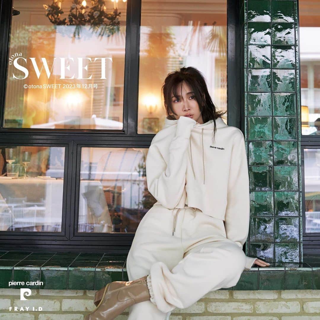 フレイアイディーさんのインスタグラム写真 - (フレイアイディーInstagram)「otona SWEET 2023年12月号  FRAY I.D × otona SWEET × pierre cardin STARRING @saekoofficial   この冬、ピエール•カルダンとのエクスクルーシブコレクションが登場。アイコニックなブランドロゴをあしらったレトロポップなデザインが魅力的なアイテムを、 パリジェンヌに扮した紗栄子さんが小粋に着こなします。  Shirt [pierre cardin] ¥20,900 (tax in) Skirt [pierre cardin] ¥20,900 (tax in) Belt [pierre cardin] ¥12,100 (tax in) Bag [pierre cardin] ¥39,600 (tax in)  Tops [pierre cardin] ¥17,600 (tax in) Pants [pierre cardin] ¥19,800 (tax in) Shoes ¥29,700 (tax in)  #frayid #otonasweet」11月11日 20時58分 - fray_id