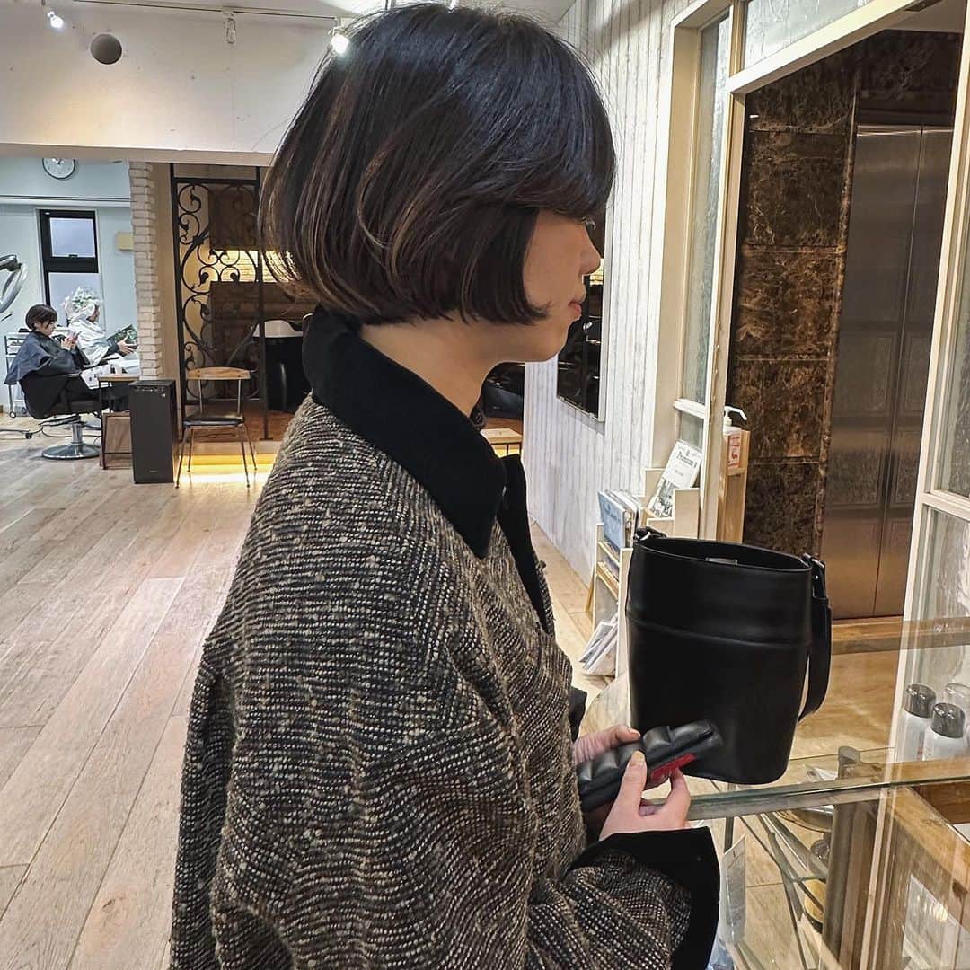 齋藤愛のインスタグラム：「前髪のような サイドの髪のような毛流れを作る ショートボブ。」