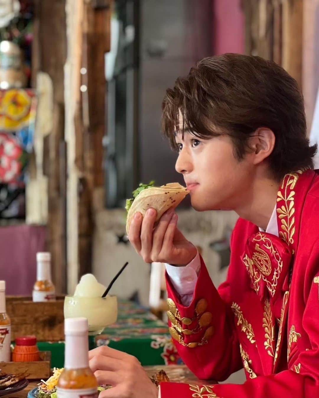 鈴鹿央士さんのインスタグラム写真 - (鈴鹿央士Instagram)「2024年カレンダー発売されました〜  イベントに来てくださった方々、有難うございました！  1年間宜しくお願いします🙋‍♂️」11月11日 20時59分 - ouji.suzuka.official