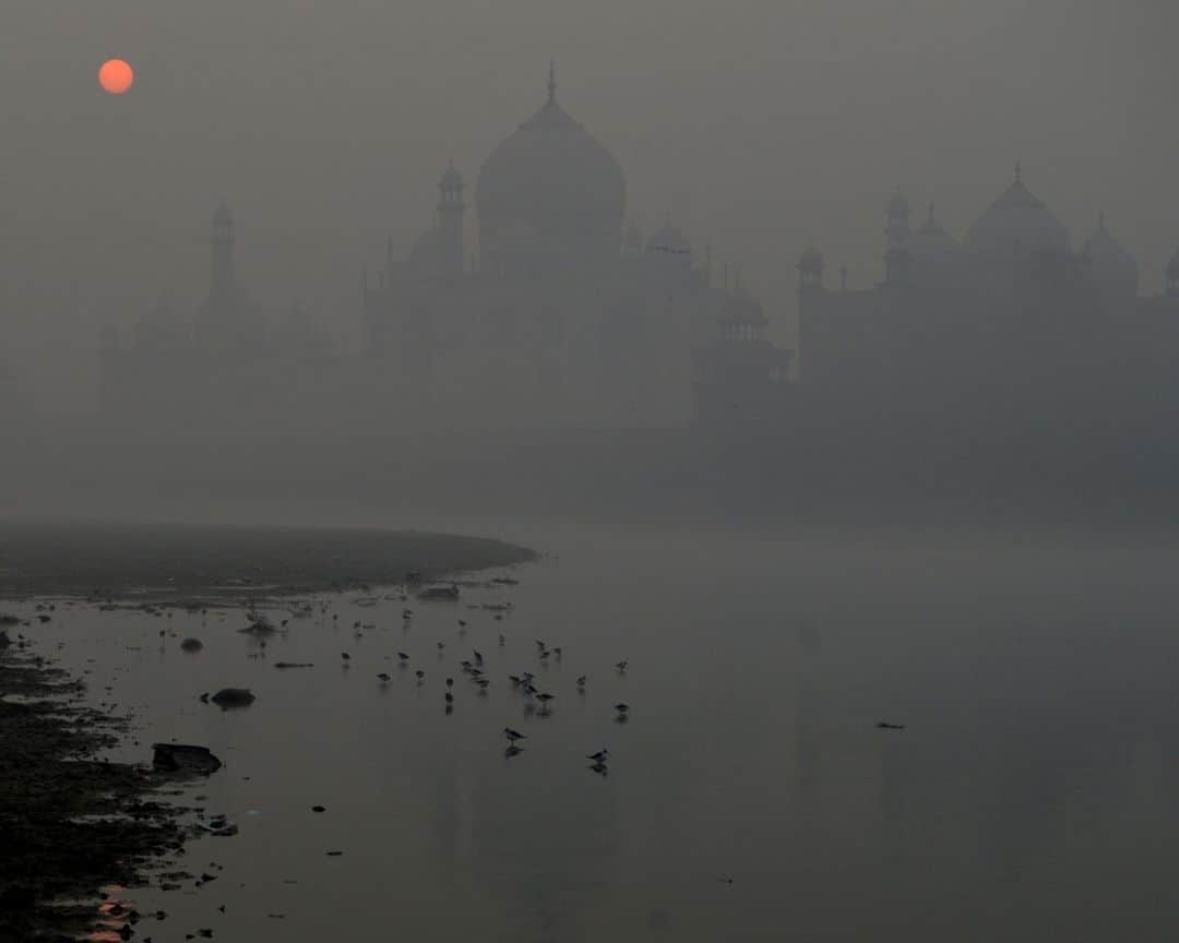 のインスタグラム：「The sun rises in Agra as the Taj Mahal is amid heavy smog conditions on November 2023.⁣ ⁣ 📷 Pawan SHARMA #AFPPhoto」