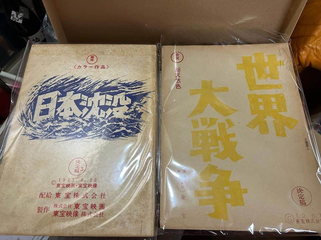 なべやかんのインスタグラム：「戦争や災害は映画の世界だけにして欲しい。 見る事が出来ない世界を見せてくれるのが映画の世界。 だから現実に起きてはいけない。 動物虐待、詐欺師、性加害者、そこ意地が悪い人、根っからの嘘つき、テロ組織、惨殺する人達、ギャラ未払いする人や会社には天罰を。 戦争反対、被災地で悪さする人は地獄へ。 そうでない人には幸福を。 前世のおこないが悪いから現世でバチが当たるとかクソ喰らえだ！  #世界平和 #平和 #戦争反対 #日本沈没 #世界大戦争 #映画台本 #昭和特撮 #特撮映画 #東宝特撮」