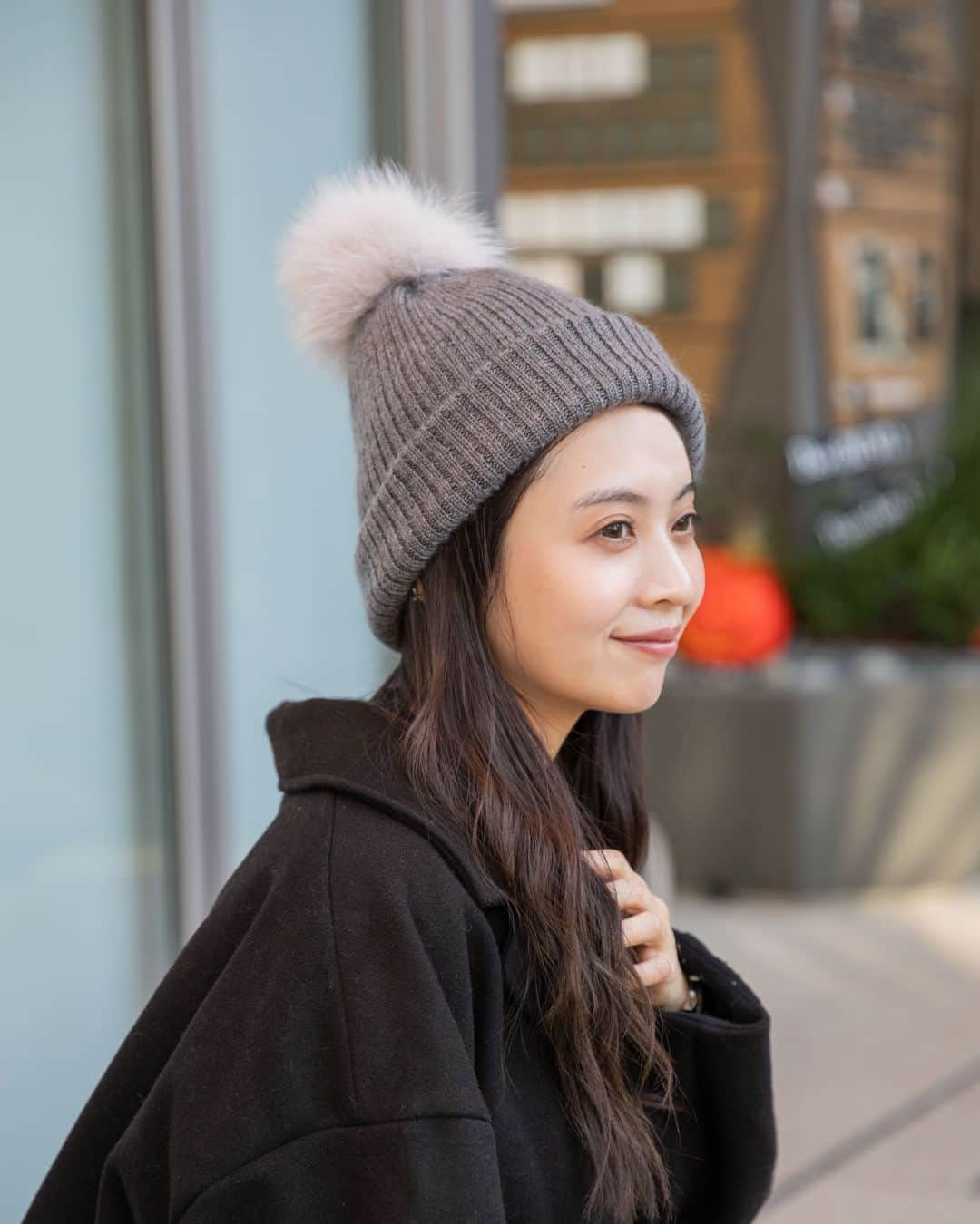 のインスタグラム：「ㅤ ㅤ かぶり方で雰囲気が一変！ 今すぐ活躍するニットキャップ ㅤ 季節の変わり目の11月。 この時期から活躍する冬の定番アイテムといえば、 やっぱりニットキャップ！ ㅤ デザインの幅広さや気軽にかぶれる使い勝手のよさで 人気のアイテムですが、 前髪のありなしやかぶる深さなど、 自分に合ったかぶり方がわからないという方も 意外に多いのでは？ そこで今回は、かぶり方による印象の違いから 洋服とのコーディネート例まで、 ニットキャップのバリエーションとともにご紹介いたします。 ㅤ https://www.ca4la.com/shop/feature/pg/1ft231110-knitcap/ ㅤ ㅤ ㅤ ㅤ #CA4LA #帽子 #ニット帽 #ニットキャップ」