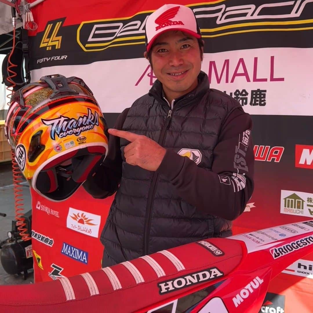 MOTUL Japanのインスタグラム：「【Motul My Helmet JMX IA1 小島 庸平選手】 . ライダーやドライバーそれぞれのオリジナルデザインのヘルメット。 デザインにもこだわりやストーリーが詰まっています。 . 今回は全日本モトクロス選手権 IA1クラスにBells Racingから参戦の小島 庸平選手（ @kojihei44 ）に自身のヘルメットをアピールしてもらいました。 . ヘルメットをクリーニングする際に使っているのはMotul MC CareシリーズのHelmet ＆ Visor Clean!!! 汚れを素早く落とし、拭きすじも残りにくいこの製品、皆さんもぜひ使ってみてください。 . 選手たちもこの製品を使っています。 . @motul  #Motul #MOTULJapan #PoweredByMotul #Honda #CRF450R #BellsRacing  #小島庸平 選手 #YoheiKojima  #MotulMyHelmet #JMX #JMXIA1 #IA1 #全日本モトクロス選手権　 #全日本モトクロス」
