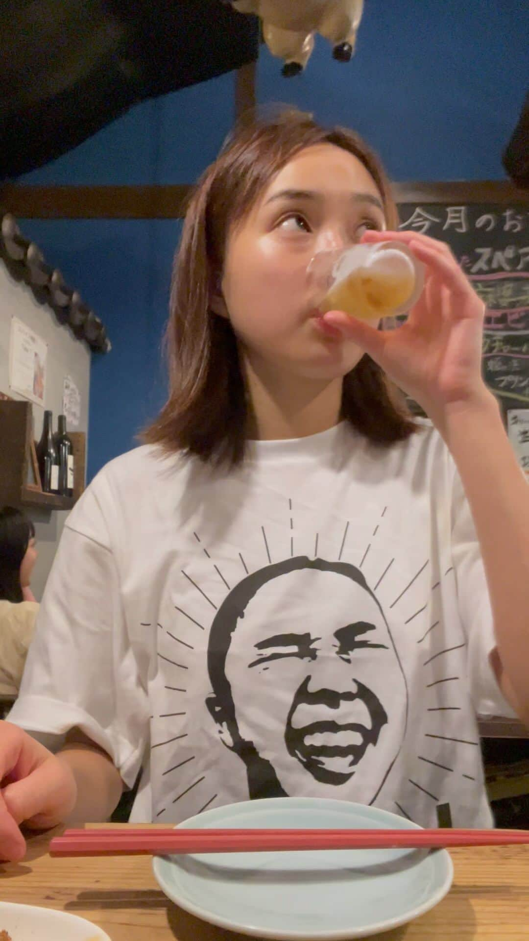 浜﨑日香里のインスタグラム：「サウナ後にヤバT着て、 爆食いするYABAI女子アナ🍺 どこのサウナの帰りでしょう🧖 #サウナノアナ #ヤバT」