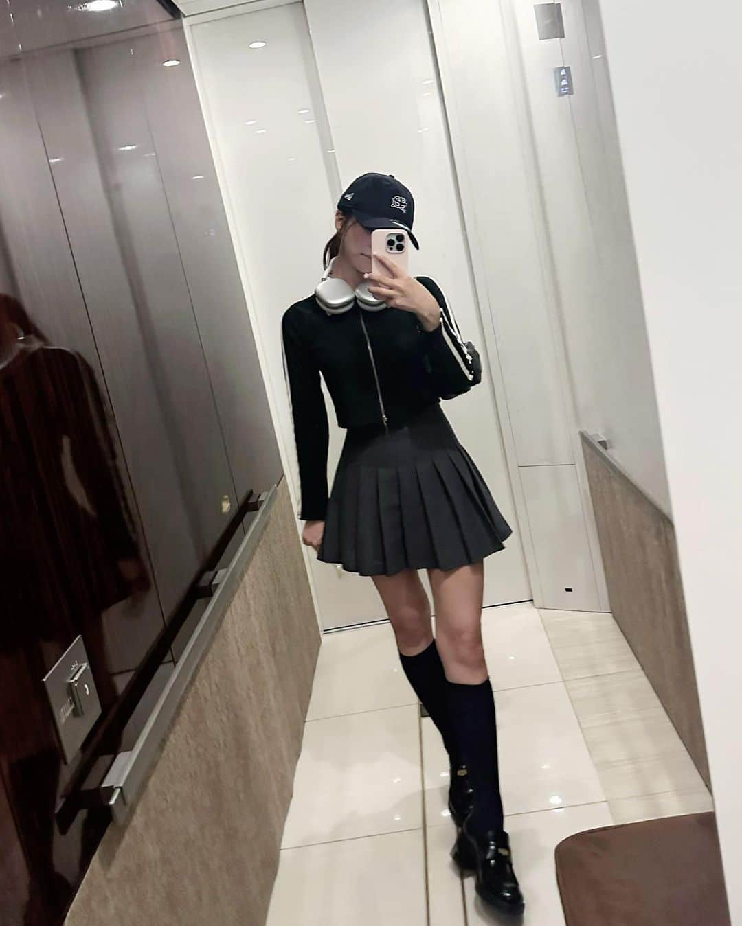 三上悠亜のインスタグラム：「🖤  #GRL　 #グレイル」