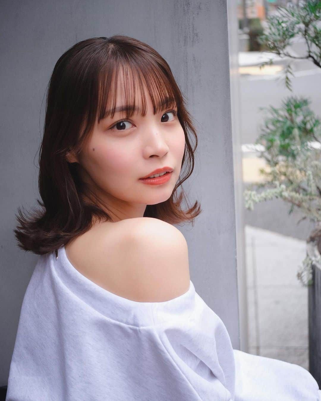 久保乃々花さんのインスタグラム写真 - (久保乃々花Instagram)「🦭🦭  最近のゆっくりできる日の楽しみは 食べること！  今日のスウェット一目惚れ☺︎ オフショルっぽく片側を出せるの、かぶらなくて好き  @kenichi_oyama_ さんに染めていただいた茶髪の自分にも慣れてきました☺︎🙏🏻  ゆる巻き頑張って練習中〜 ストレートアイロンでウェーブ巻き頑張ってます！笑  #fyp #fasshon #オフショル #スウェット #ゆる巻き #食べスタグラム (になってきてる笑)」11月11日 21時05分 - kubononoka__gram