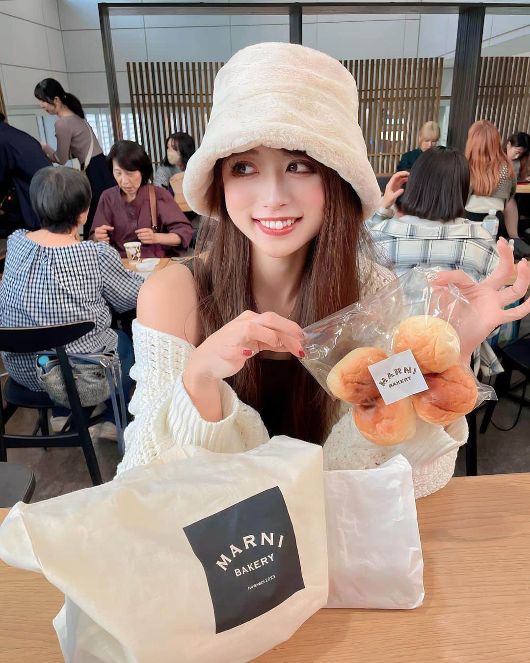 なみめろさんのインスタグラム写真 - (なみめろInstagram)「⁡ ⁡ ⁡ まほちゃんが買ってきてくれたパンが おいしすぎた件🥺💖💖 ⁡ 古参の方は知ってると思うんだけど わたし、、パン大好き人間なの(* ॑꒳ ॑🫶🏻)🍞💓 ⁡ とくに、なんもついてない 素朴なふっつーーのやつがすきなんだけど ここのパンの生地がもちもちでおいしすぎた🤤💕 ⁡ ⁡ お買い物バックもかわちいよね🛍‪🫶🏻🤍 ⁡ ⁡ #パン #パン大好き #カフェ #カフェスタグラム #横浜カフェ #横浜パン屋さん」11月11日 21時06分 - na.mi613