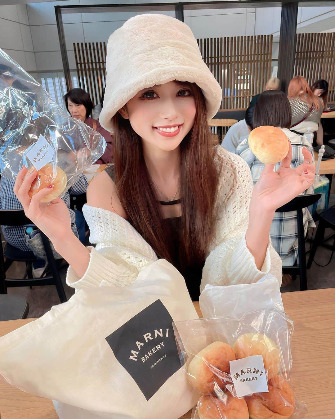なみめろさんのインスタグラム写真 - (なみめろInstagram)「⁡ ⁡ ⁡ まほちゃんが買ってきてくれたパンが おいしすぎた件🥺💖💖 ⁡ 古参の方は知ってると思うんだけど わたし、、パン大好き人間なの(* ॑꒳ ॑🫶🏻)🍞💓 ⁡ とくに、なんもついてない 素朴なふっつーーのやつがすきなんだけど ここのパンの生地がもちもちでおいしすぎた🤤💕 ⁡ ⁡ お買い物バックもかわちいよね🛍‪🫶🏻🤍 ⁡ ⁡ #パン #パン大好き #カフェ #カフェスタグラム #横浜カフェ #横浜パン屋さん」11月11日 21時06分 - na.mi613