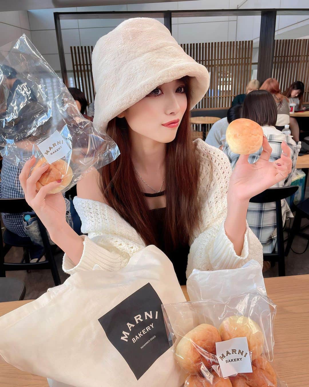 なみめろさんのインスタグラム写真 - (なみめろInstagram)「⁡ ⁡ ⁡ まほちゃんが買ってきてくれたパンが おいしすぎた件🥺💖💖 ⁡ 古参の方は知ってると思うんだけど わたし、、パン大好き人間なの(* ॑꒳ ॑🫶🏻)🍞💓 ⁡ とくに、なんもついてない 素朴なふっつーーのやつがすきなんだけど ここのパンの生地がもちもちでおいしすぎた🤤💕 ⁡ ⁡ お買い物バックもかわちいよね🛍‪🫶🏻🤍 ⁡ ⁡ #パン #パン大好き #カフェ #カフェスタグラム #横浜カフェ #横浜パン屋さん」11月11日 21時06分 - na.mi613