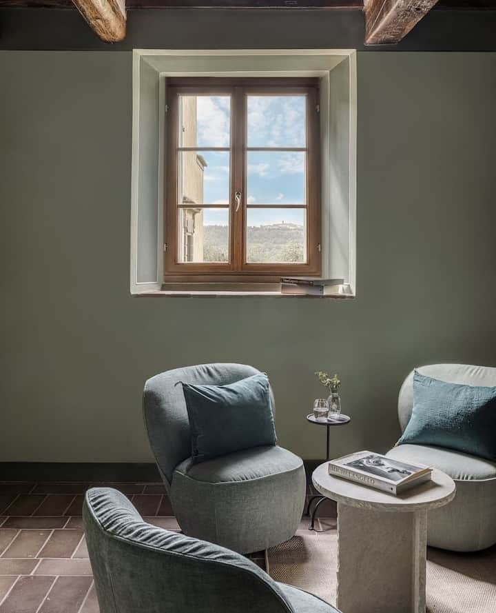ジェルバゾーニのインスタグラム：「#GervasonINtour ⁠ ⁠ Pieve Aldina (@pievealdina) is a hotellerie jewel located in the heart of Tuscany, nestled among the vineyards and olive groves of the Chianti region. ⁠ ⁠ Sage green, soft beige, white and brown are the colours chosen to decorate the interiors, matching the choice of the furniture upholstery. The LOLL 07 armchair by @paola.navone aims to create a warm and enveloping atmosphere inspired by the earth and unspoiled nature surrounding the structure.⁠ ⁠ Design @pierattelli_architetture⁠ Photo @sylviebecquet⁠ ⁠⁠@domainedefontenille - @relaischateaux ⁠ ⁠ Discover the project by clicking on our link in bio. ⁠ ⁠ #gervasoni1882 #designproject #highenddesign #archilovers #paolanavone #pievealdina」